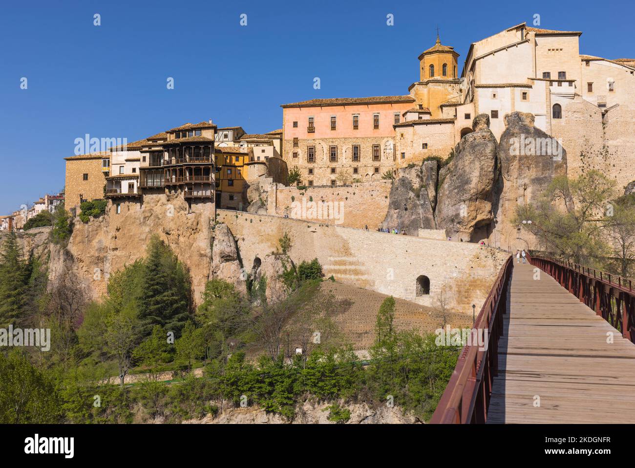 Cuenca, Provincia di Cuenca, Castiglia-la Mancha, Spagna. Vista della città vecchia attraverso il ponte di San Pablo e l'Hoz de Huecar, o gola Huecar. A th Foto Stock