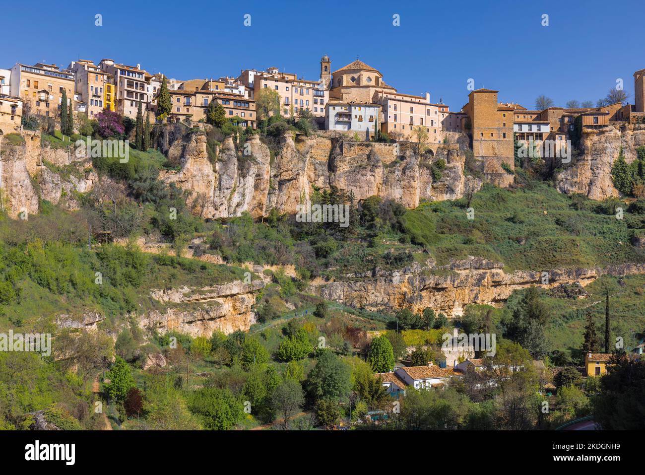 Cuenca, Provincia di Cuenca, Castiglia-la Mancha, Spagna. La città vecchia vista attraverso la gola Huecar. La chiesa è l'Iglesia de San Pedro, o San Pietro Foto Stock