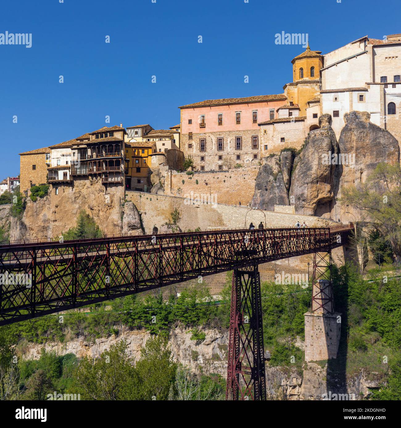 Cuenca, Provincia di Cuenca, Castiglia-la Mancha, Spagna. Vista della città vecchia attraverso il ponte di San Pablo e l'Hoz de Huecar, o gola Huecar. A th Foto Stock
