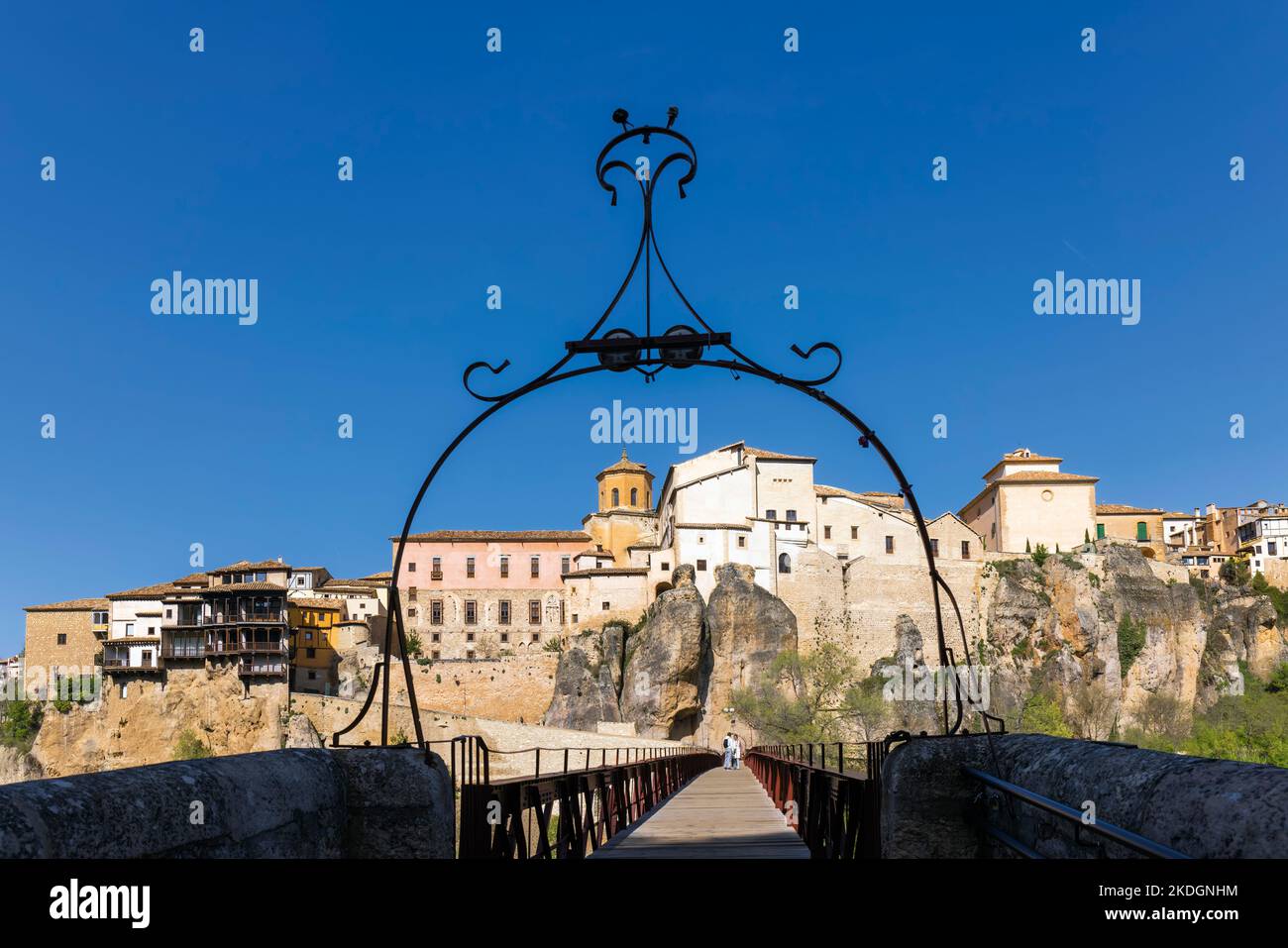 Cuenca, Provincia di Cuenca, Castiglia-la Mancha, Spagna. Vista della città vecchia attraverso il ponte di San Pablo e l'Hoz de Huecar, o gola Huecar. A th Foto Stock