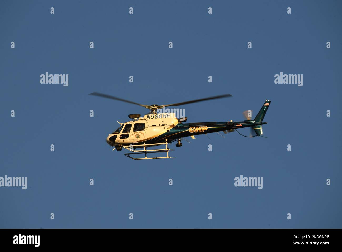 California Highway Patrol (CHP) elicottero in pattuglia prima dell'arrivo del presidente Joe Biden in Air Force 1 Foto Stock