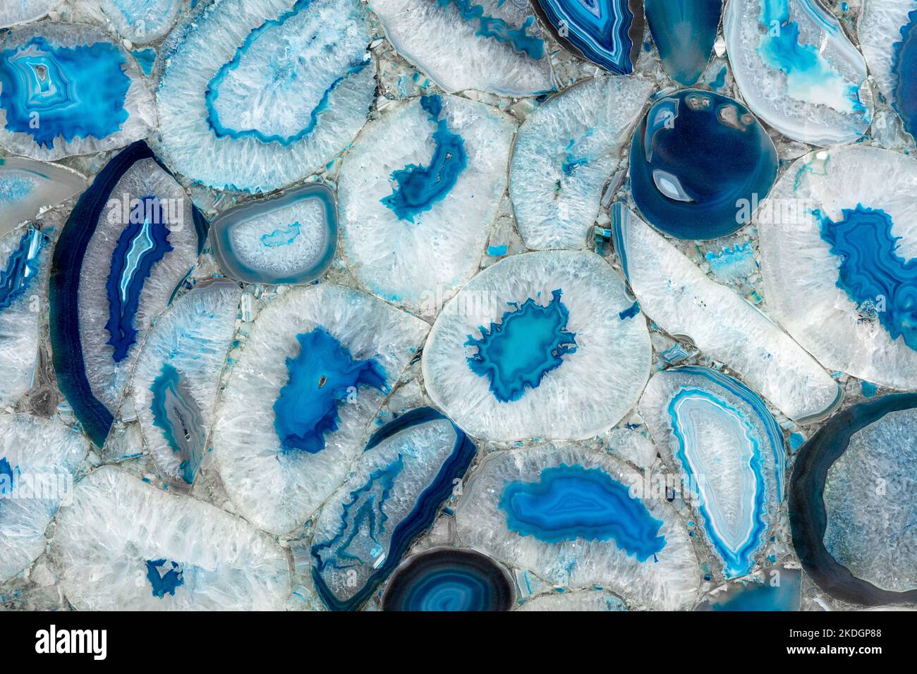 Campione di mosaico blu costituito da pezzi di agata naturale raccolti in mano. Pietra semipreziosa lucida per pareti e pavimenti in ceramica digitale Foto Stock