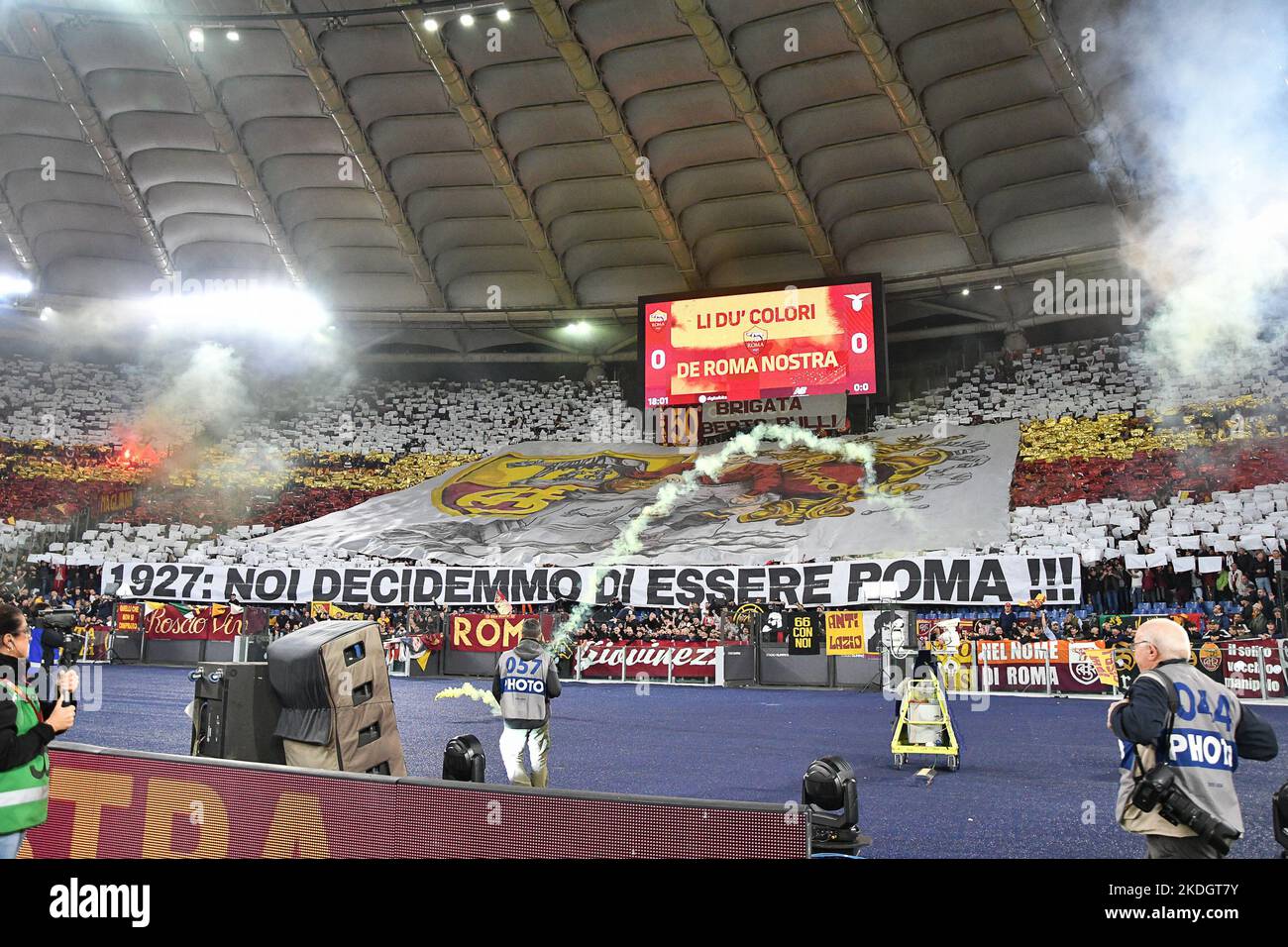 Stadio Olimpico, Roma, Italia. 6th Nov 2022. Serie A football; Roma contro SS Lazio; tifosi di Roma Credit: Action Plus Sports/Alamy Live News Foto Stock