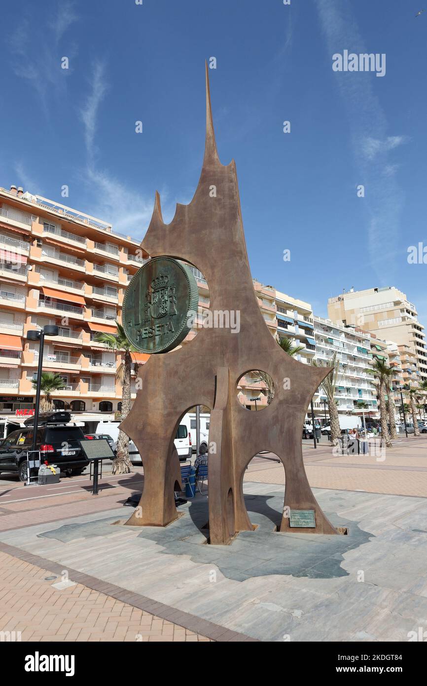 Monumento in commemorazione della perdita della Peseta spagnola. Los Boliches, Fuengirola, Spagna Foto Stock
