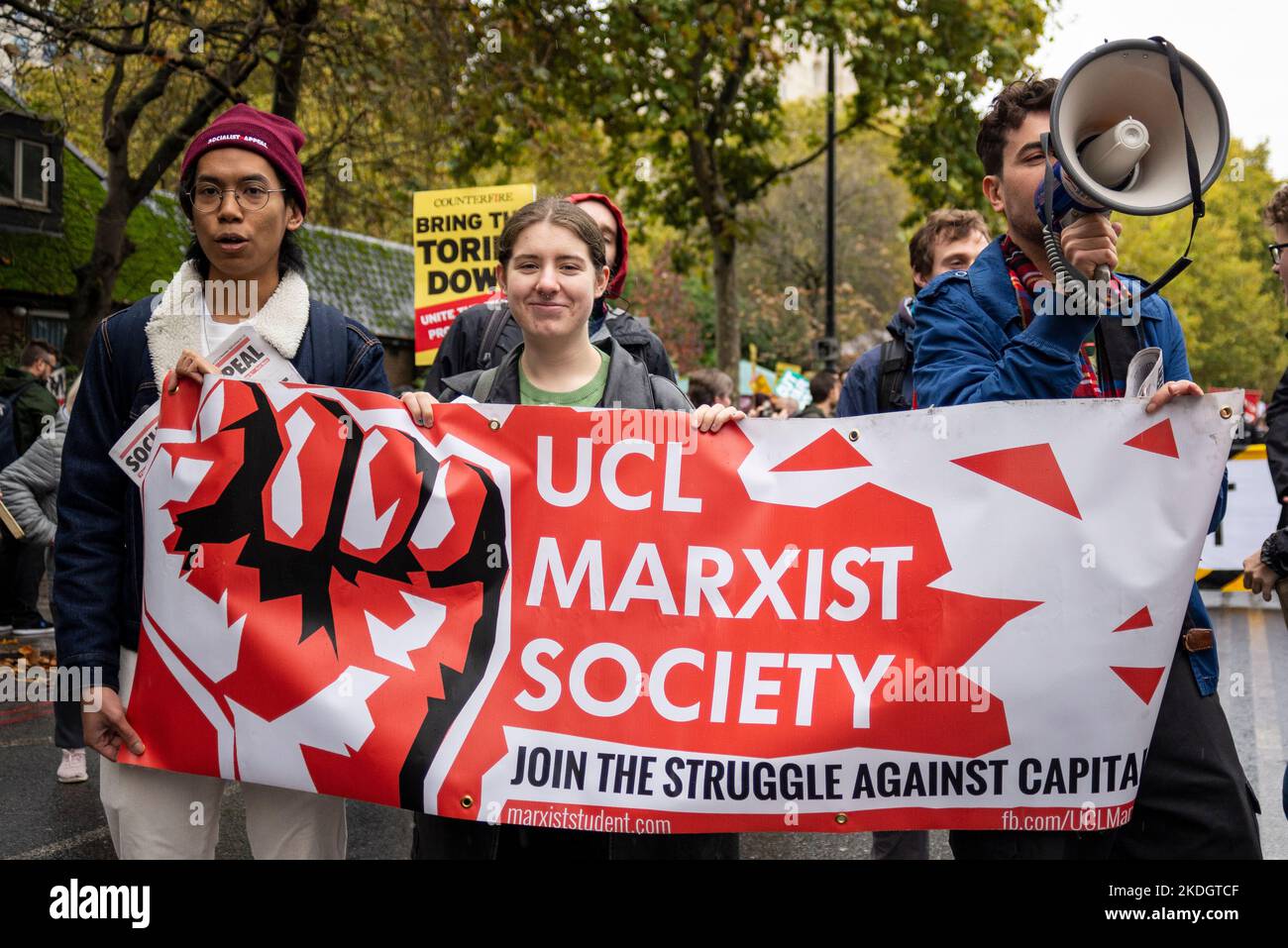 La società marxista UCL si è schierata a Londra per protestare contro le misure di austerità del governo conservatore, chiedendo elezioni generali e salari più alti. Foto Stock