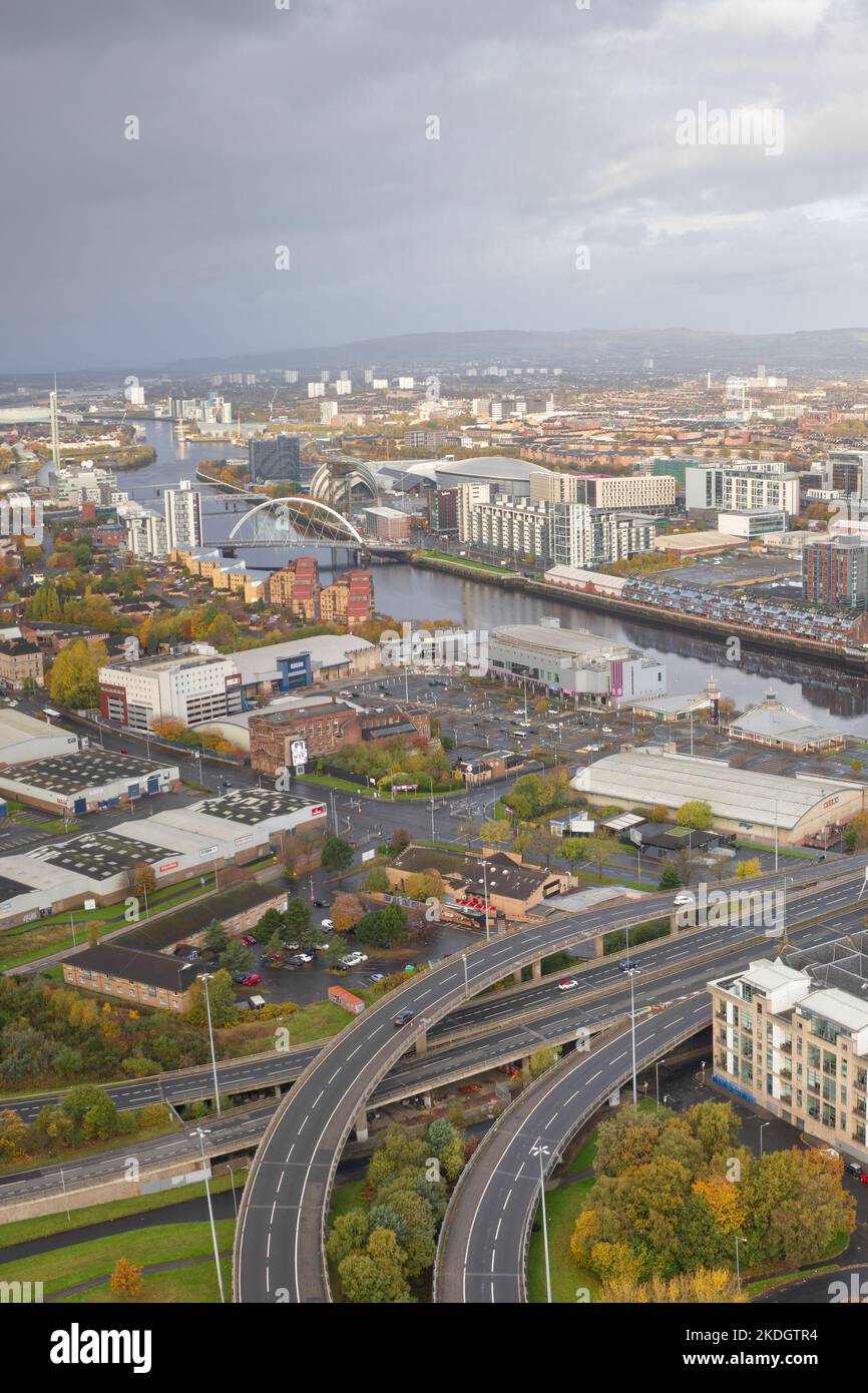 Vista aerea di Glasgow che mostra il Kingston Bridge sul fiume Clyde e l'autostrada M8, M74 Foto Stock