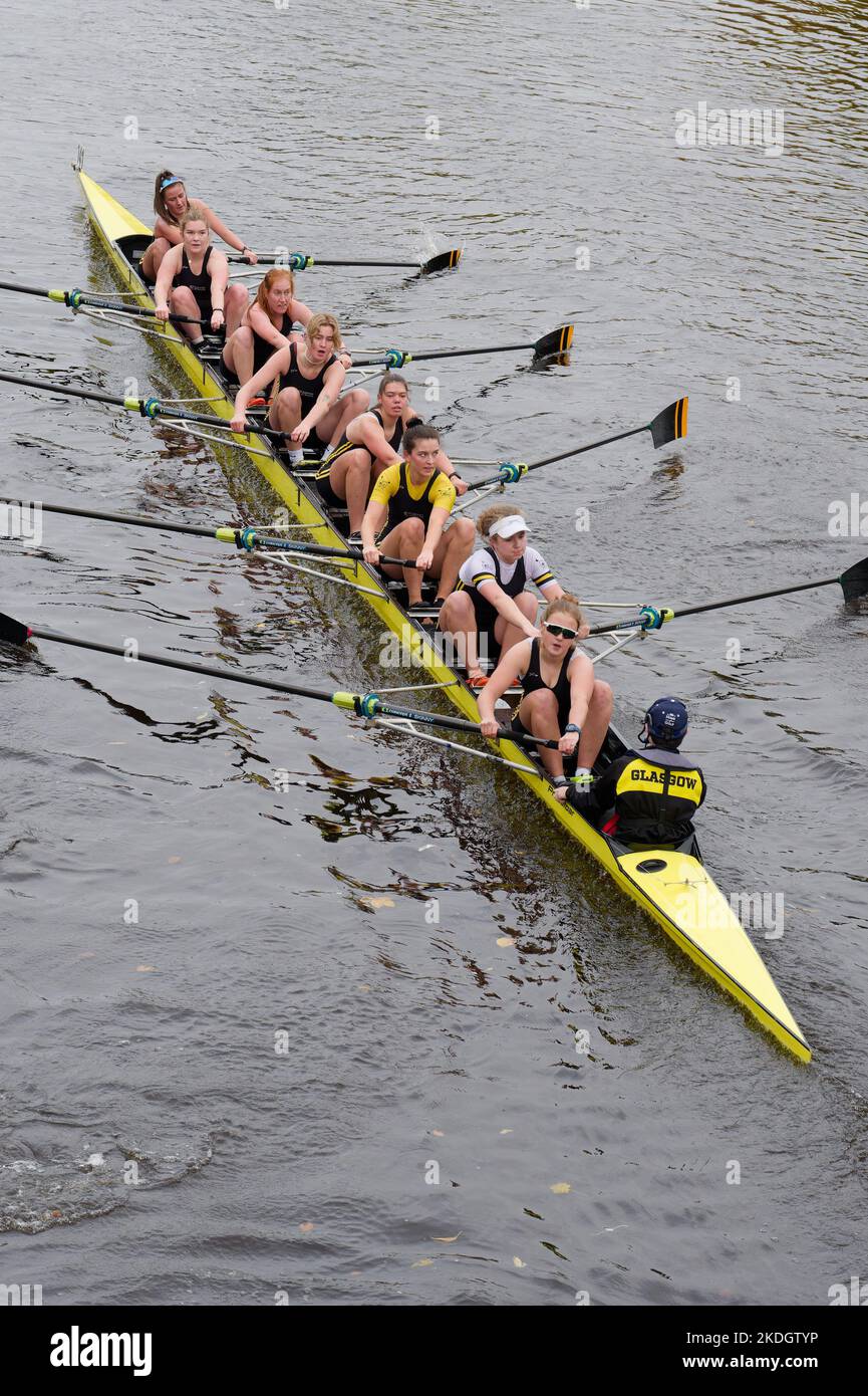 Membri del club di nautica a Glasgow Green in canoa sul fiume Clyde Foto Stock