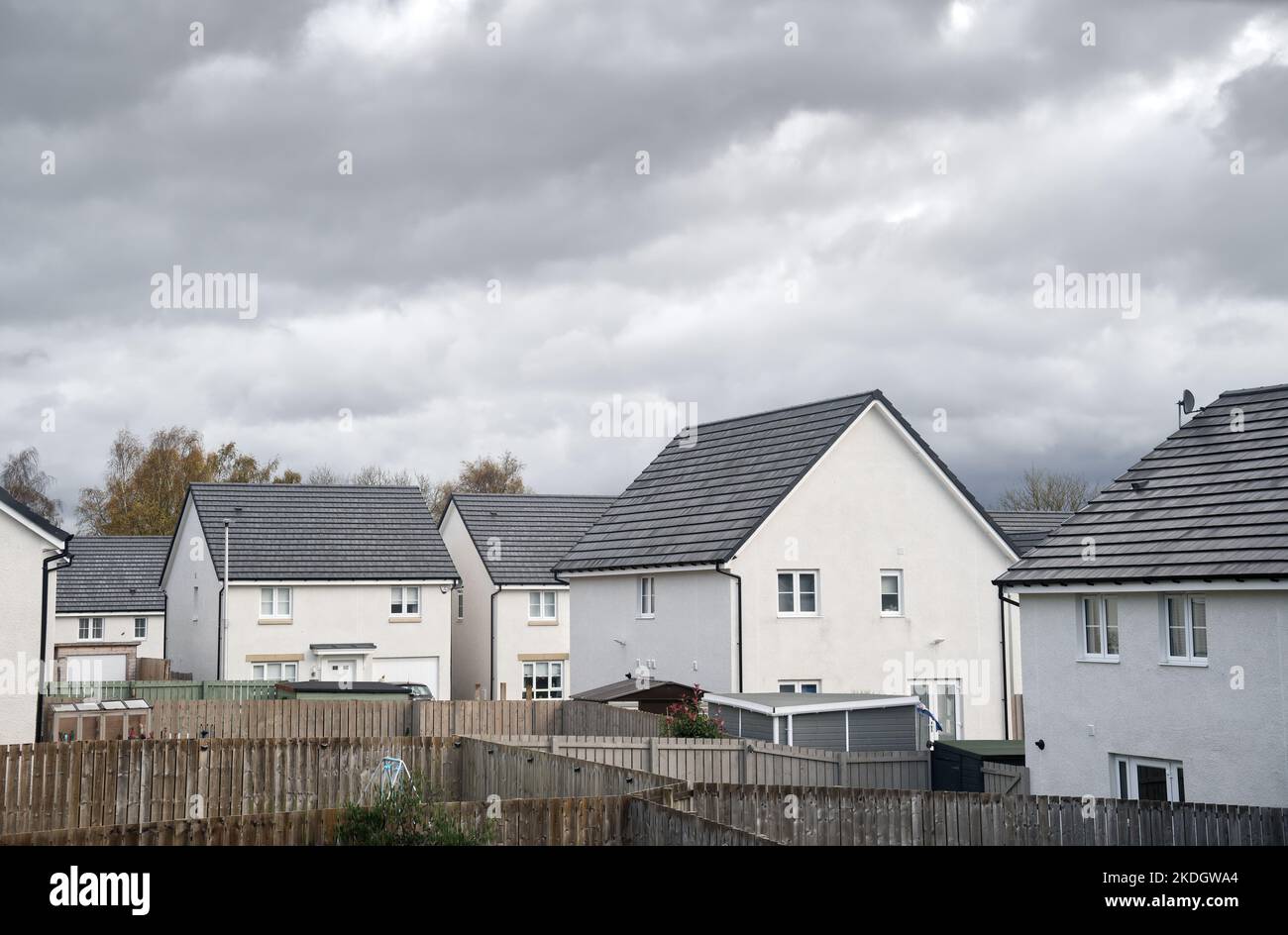 Nuovo immobile di sviluppo immobiliare sotto le nuvole tempesta a Londra Foto Stock