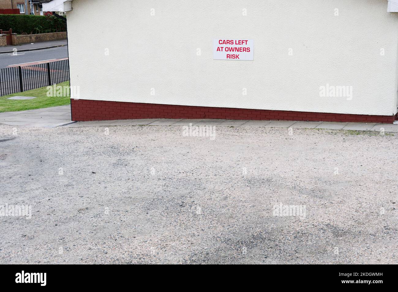 Gli utenti del parcheggio parcheggiano qui a proprio rischio Foto Stock
