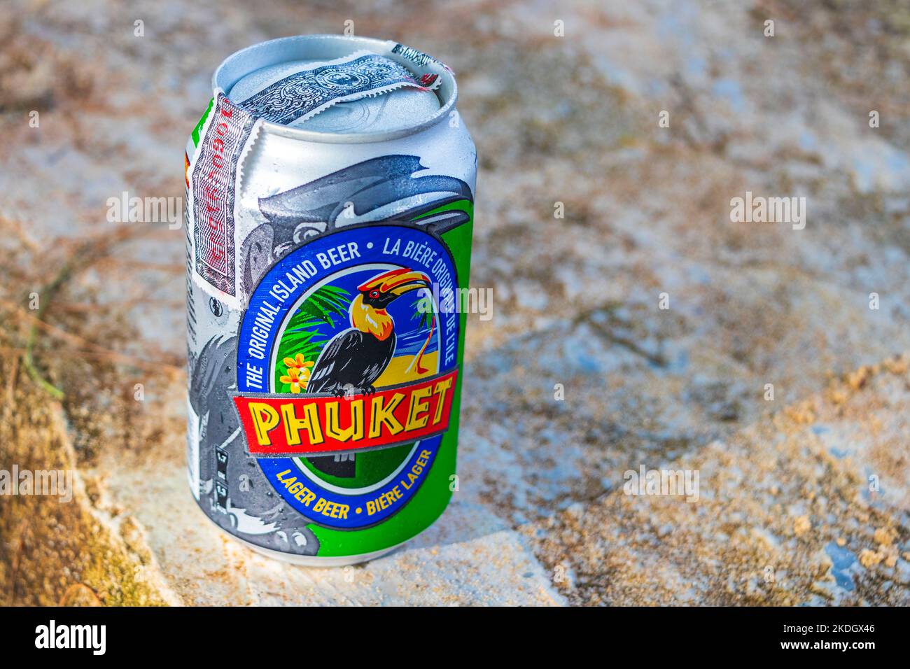 Bere una lattina di birra fredda Phuket sulla spiaggia in paradiso a Naithon Beach Sakhu Thalang sull'isola di Phuket Thailandia a Southeastasia Asia. Foto Stock