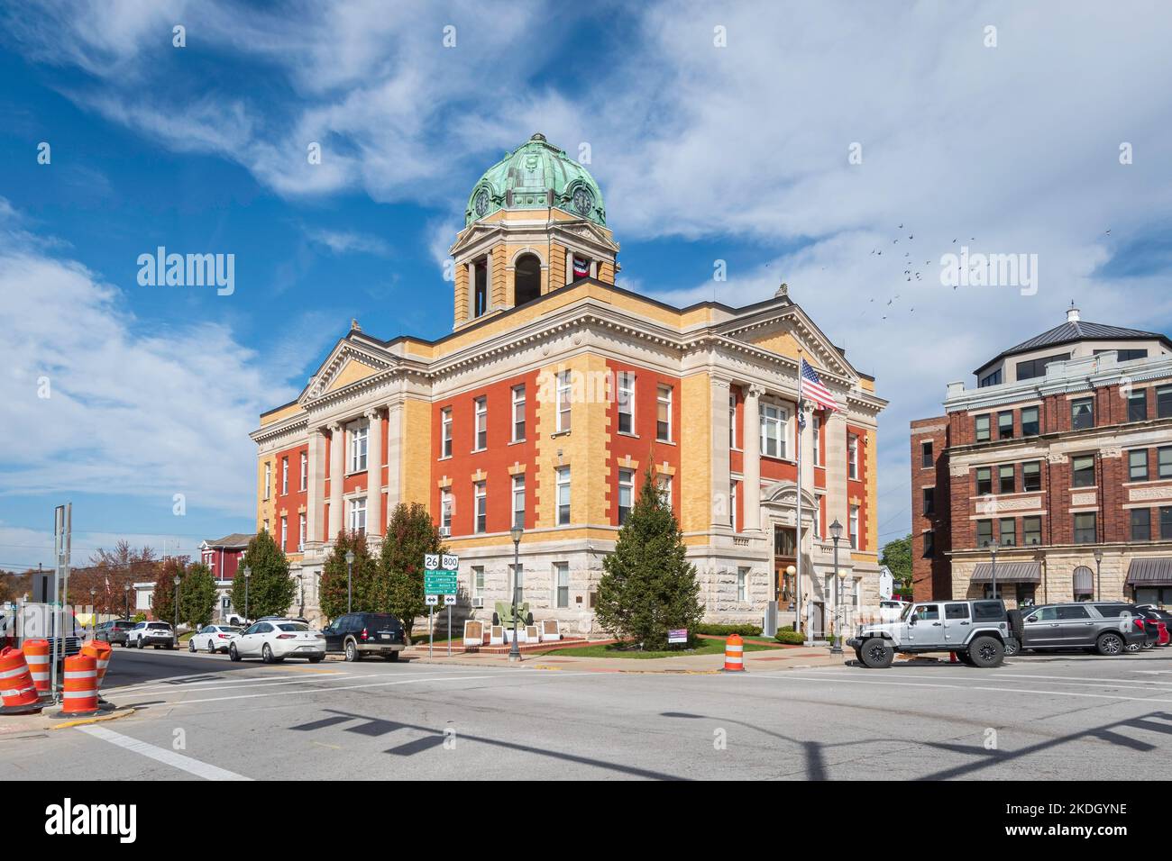 Woodsfield, Ohio, USA, ottobre 25, 2022: Monroe County Courthouse situato è stato costruito nel 1905 in stile classico Revival con mattoni rossi e gialli per la ricostruzione Foto Stock