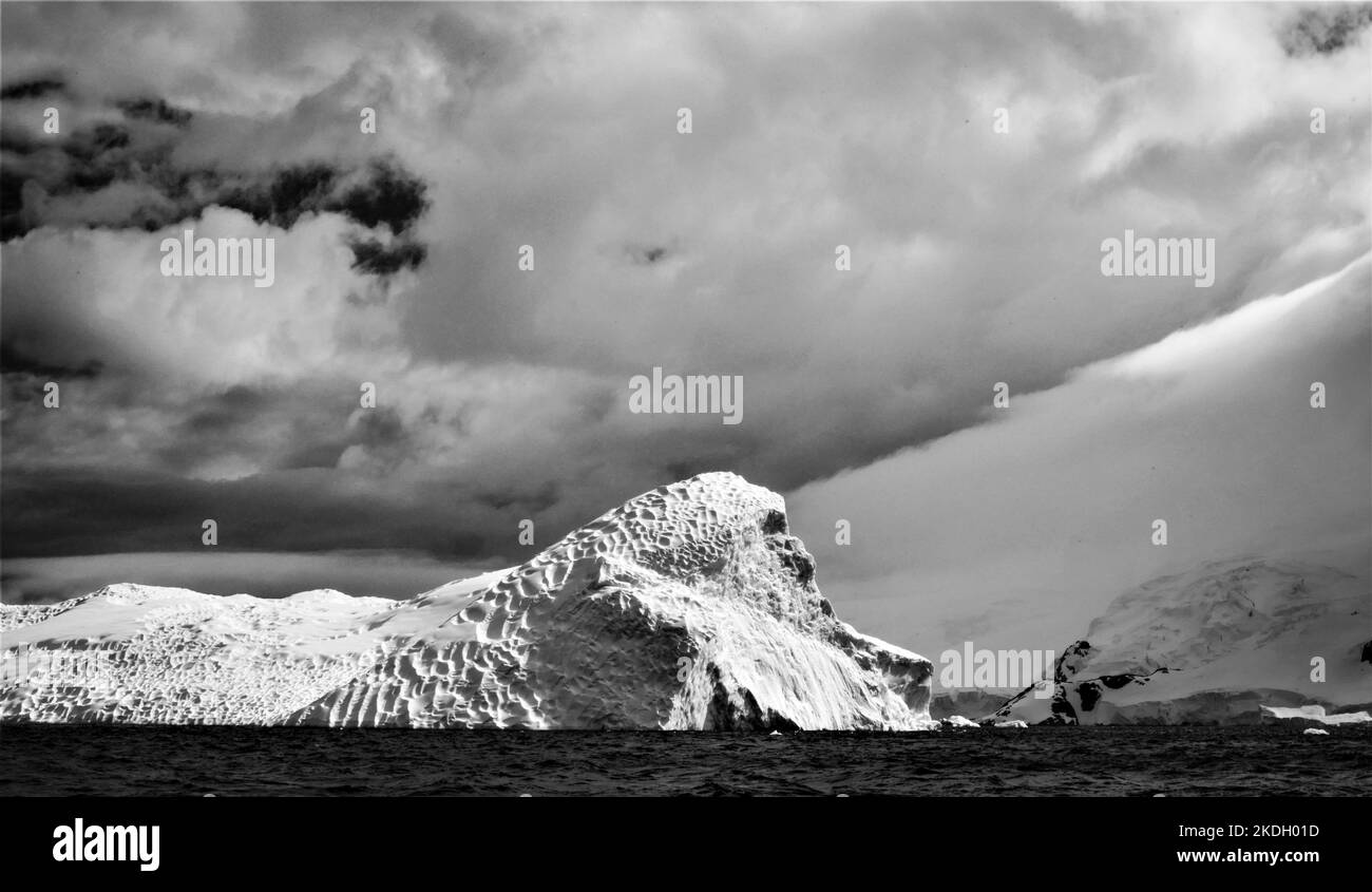 Il paesaggio innevato, le colline e le montagne dell'Antartide Foto Stock