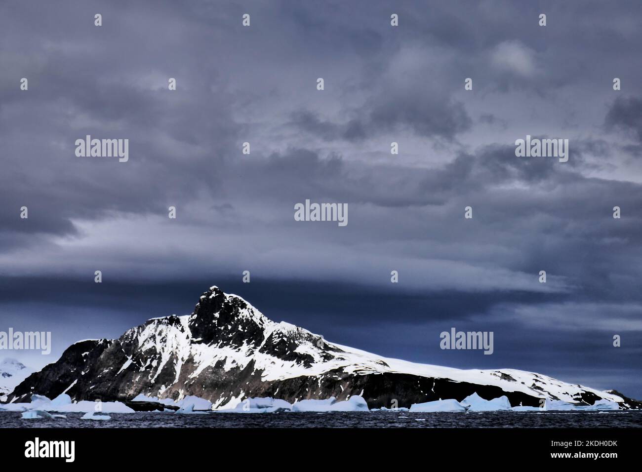 Il paesaggio innevato, le colline e le montagne dell'Antartide Foto Stock
