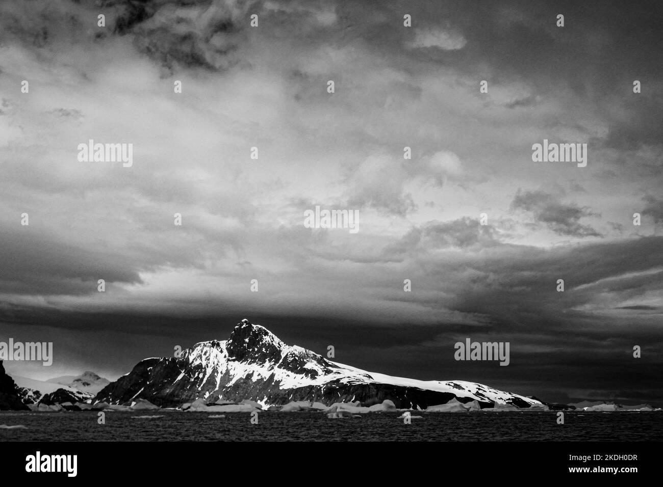 Il paesaggio innevato, le colline e le montagne dell'Antartide Foto Stock