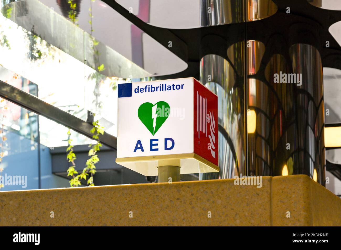 Amsterdam, Paesi Bassi - Agosto 2022: Firma in una stazione ferroviaria che mostra la posizione di un defibrillatore per il trattamento delle persone colpite da un attacco di cuore Foto Stock