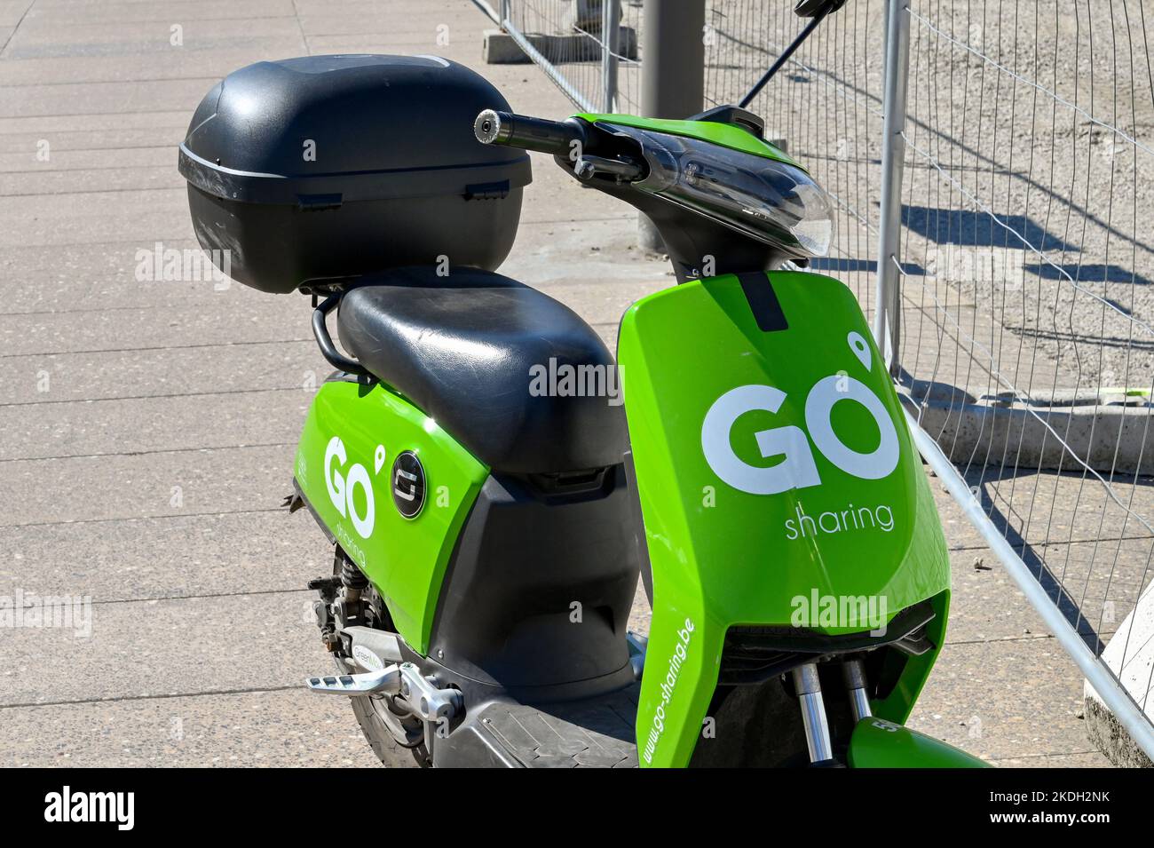 Anversa, Belgio - Agosto 2022: Scooter a motore lasciato su un marciapiede vicino al centro della città, il veicolo fa parte di un sistema di condivisione scooter per il noleggio Foto Stock