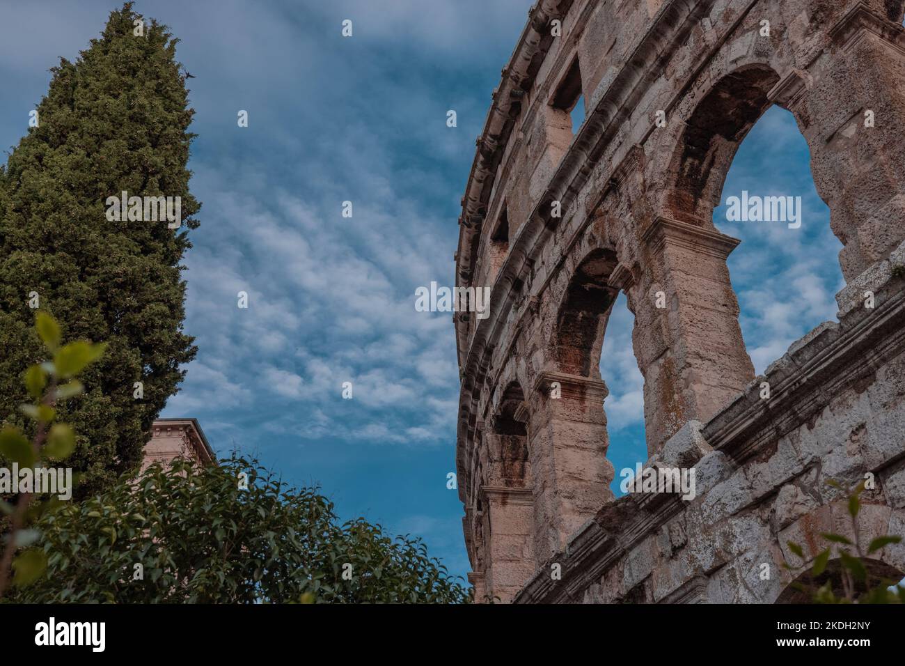 Bel colloquio romano o anfiteatro a Pola in una serata estiva soleggiata con un'atmosfera romantica. Dettagli parti di bella struttura romana in oro Foto Stock