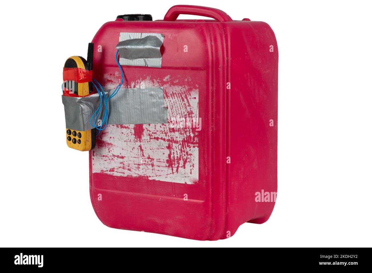 Bomba IED con caraffa rossa e fusibile per cellulare isolato su sfondo bianco. Foto Stock