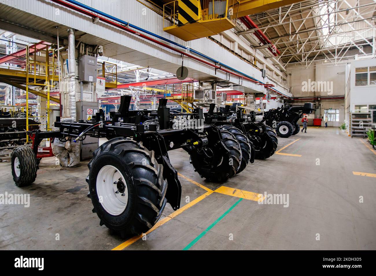Il processo di assemblaggio di trattori e trebbiatrici agricole Foto Stock