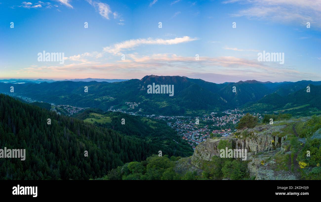 Città bulgara Smolyan con lago, vegetazione e nuvole. Monti Rhodope. Panorama, vista dall'alto Foto Stock