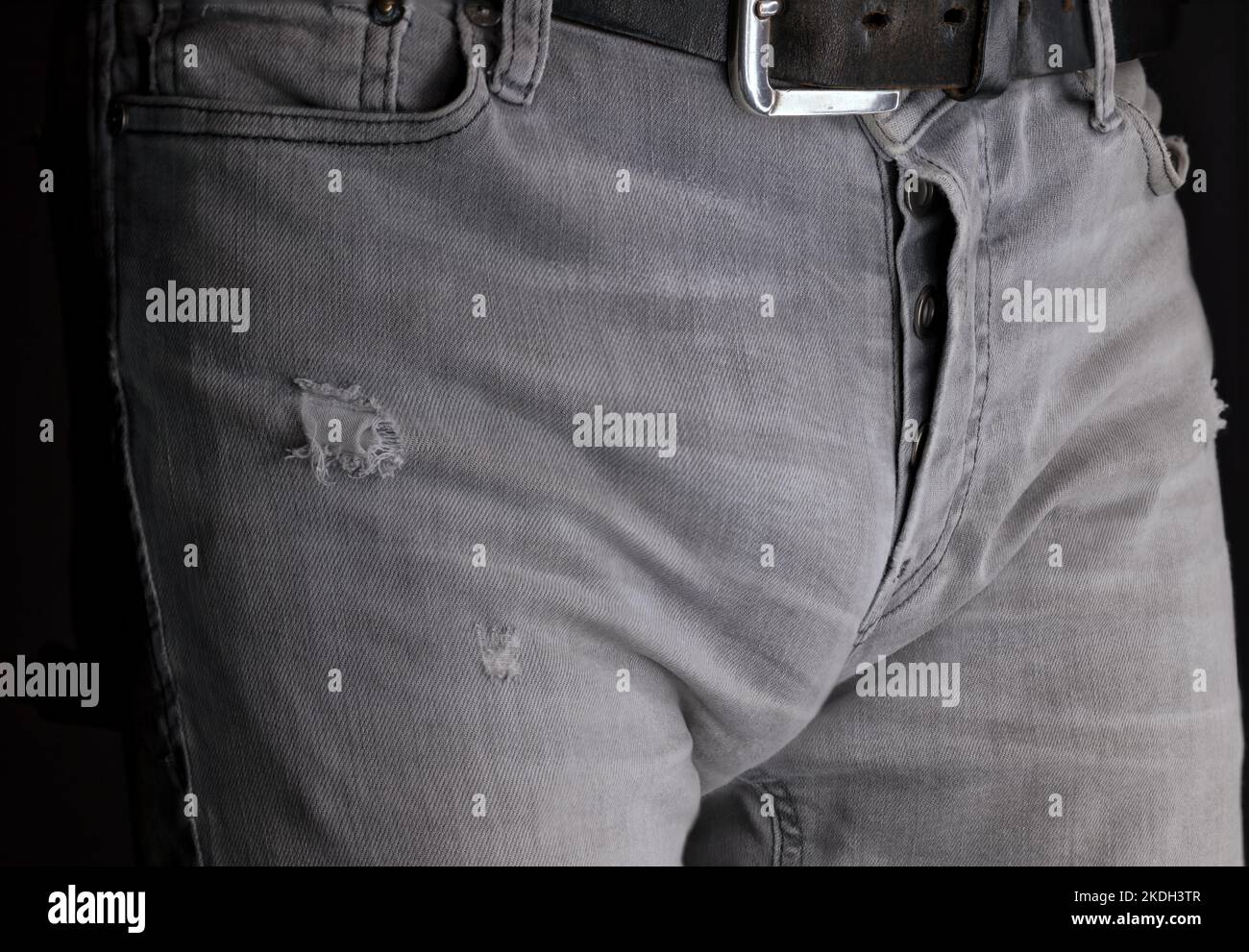 Maschio, corpo inferiore in jeans grigio stretto Foto Stock