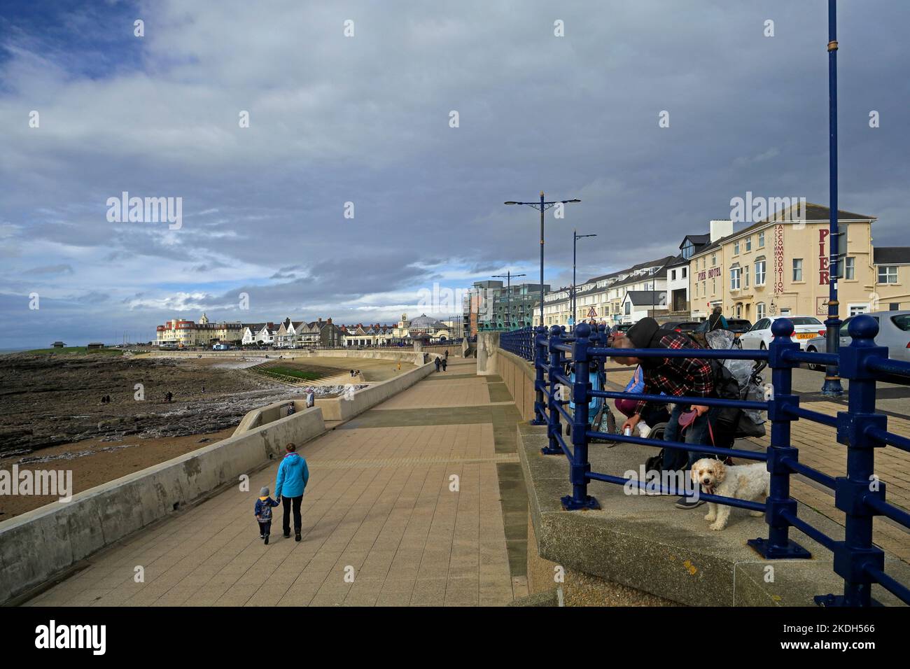 Persone che si godono il mare. Promenade / Esplanade e vista sul lungomare di Porthcawl. Novembre 2022. Autunno. Foto Stock