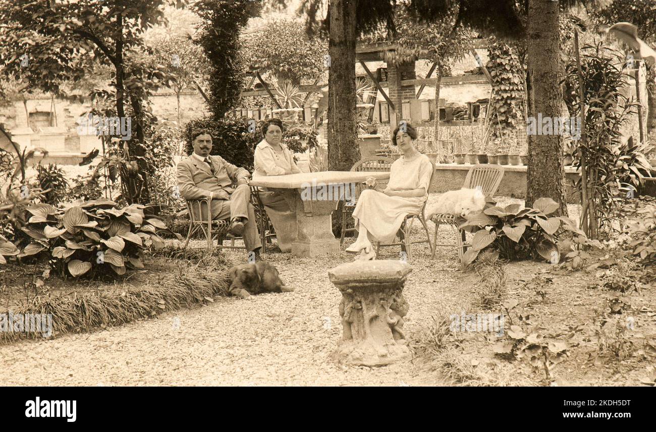 Una ricca famiglia italiana posa per una foto nel cortile della loro bella casa a Lacchiarella, piccolo villaggio vicino a Milano (Italia) Foto Stock