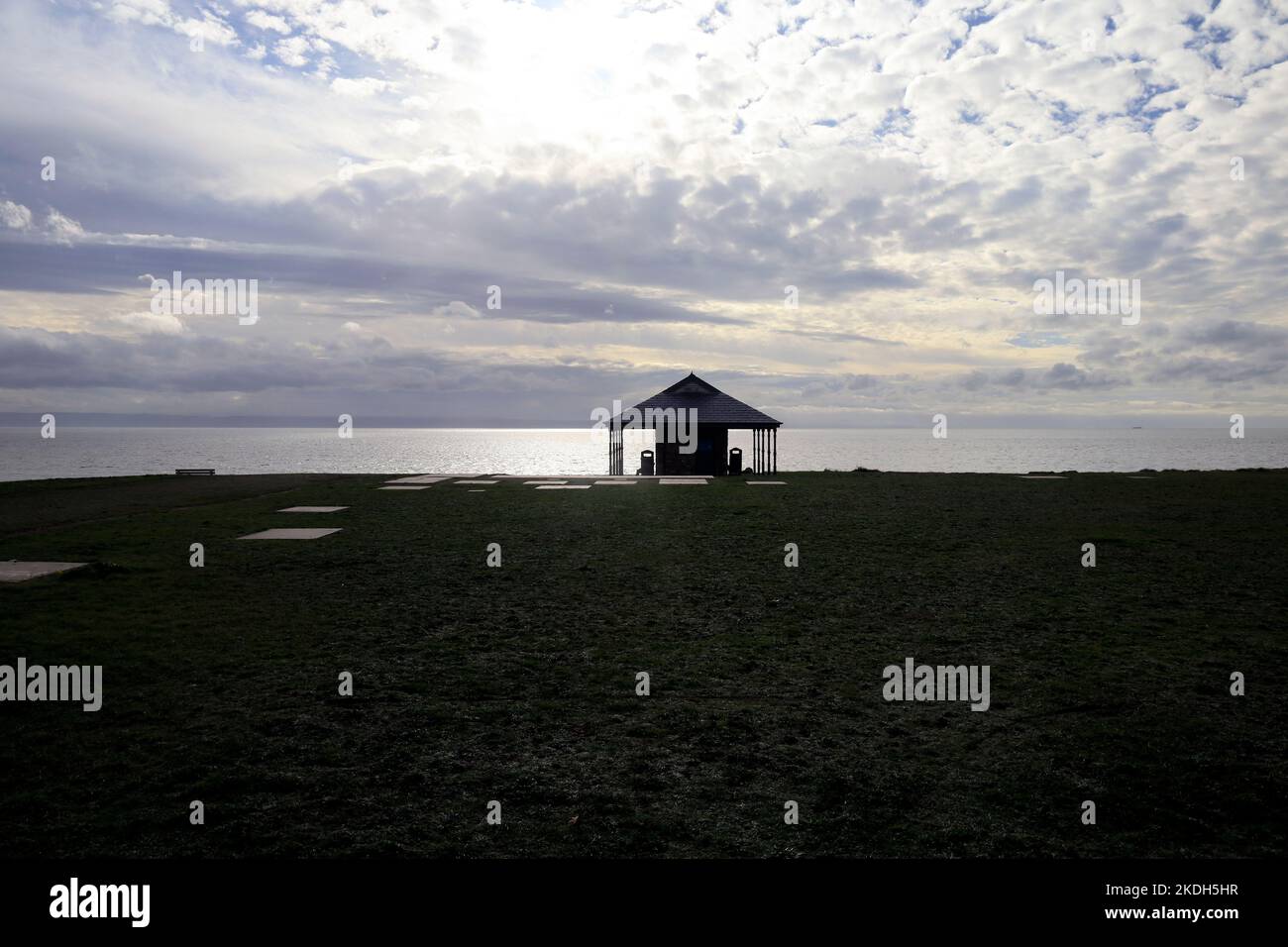 Rifugio sulle scogliere vicino alla spiaggia, Porthcawl . In sole / sera. Ottobre 2022. Autunno. Foto Stock