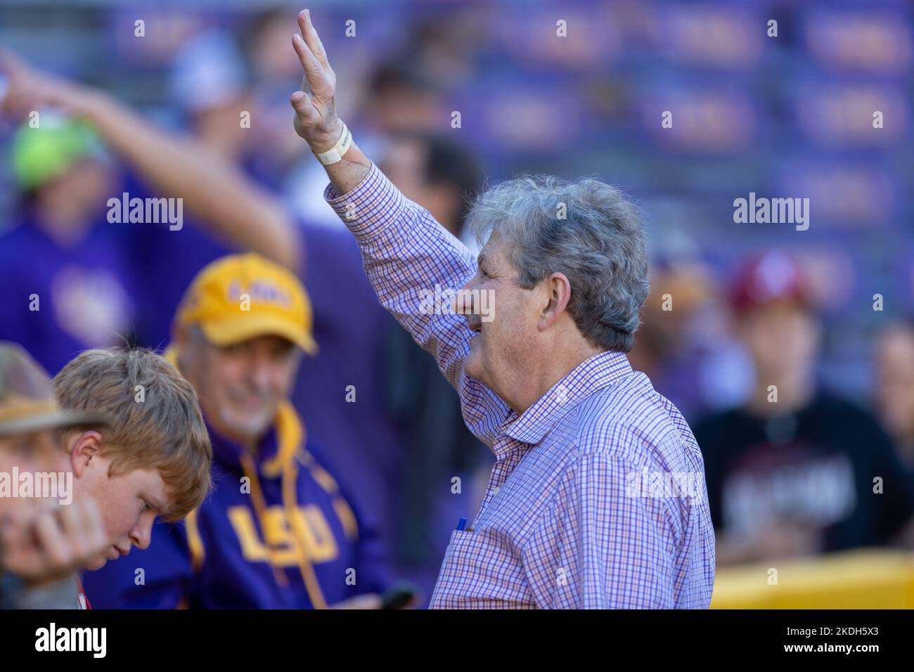 Il senatore della Louisiana John Kennedy ha fatto un'onda ad alcuni fan della LSU Tiger prima della partita contro l'Alabama, sabato 5 novembre 2022, a Baton Rouge, Louisiana. LSU Foto Stock