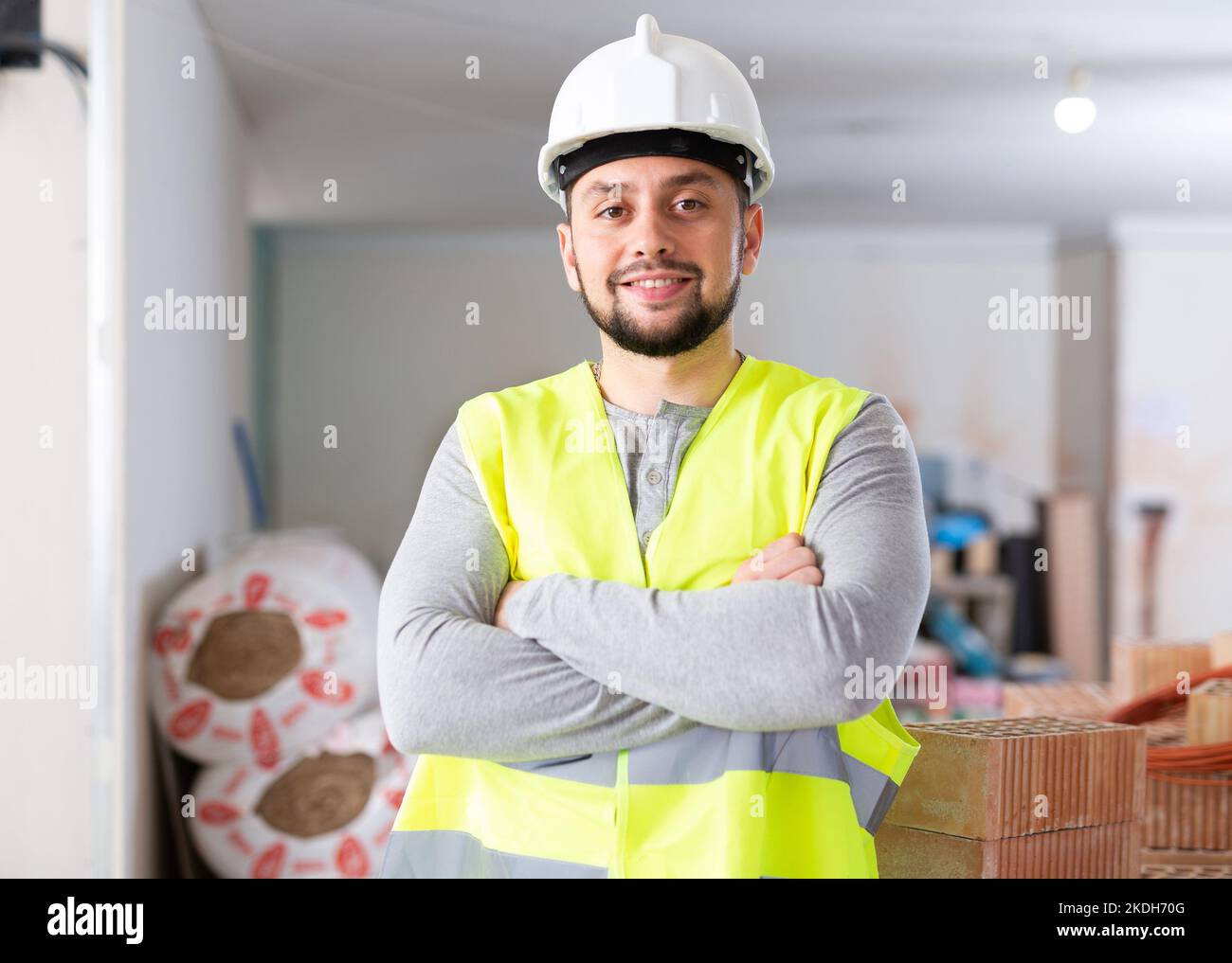 Ritratto di un costruttore in piedi su un cantiere Foto Stock