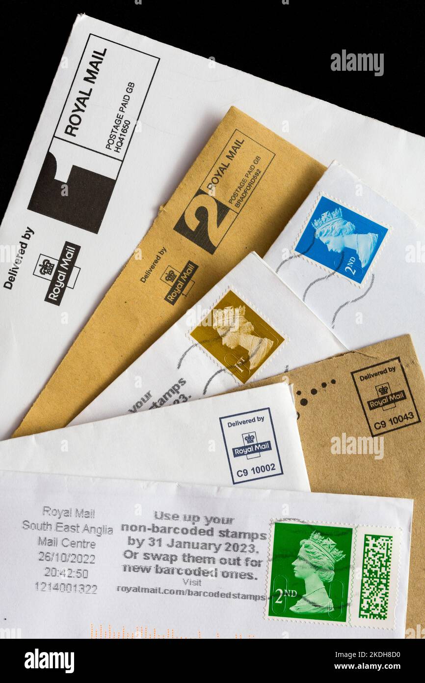 Francobolli postali della Royal mail su lettere affrancate e affrancate. Foto Stock