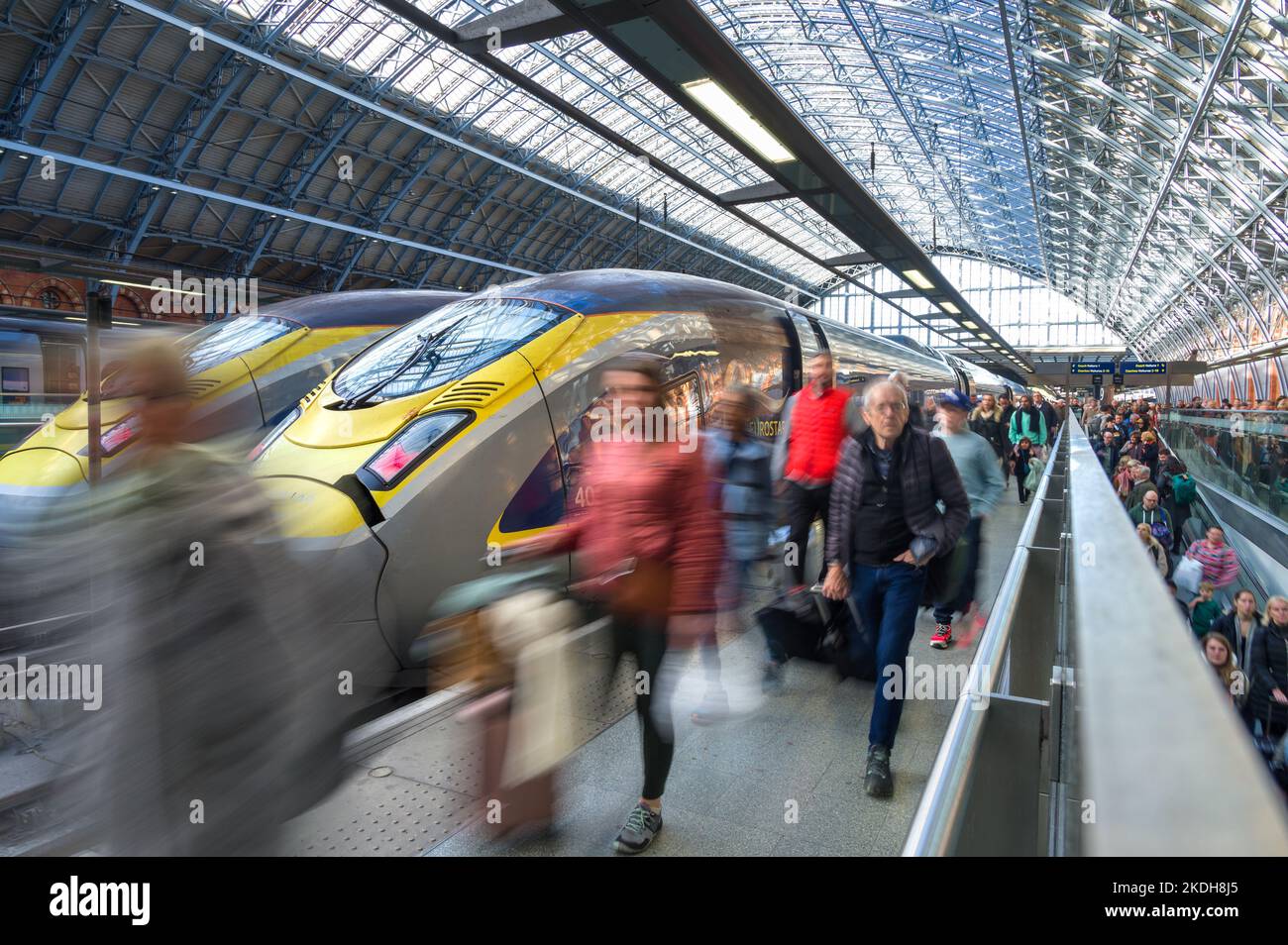 I passeggeri che passano davanti a un treno Eurostar di classe 374 alla stazione ferroviaria internazionale di London St Pancras, Londra, Regno Unito Foto Stock