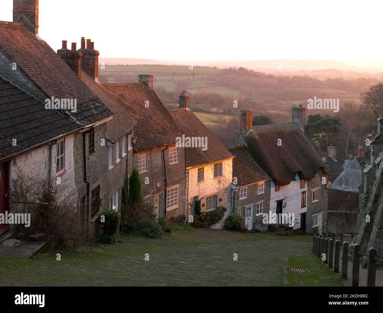 Gold Hill in inverno, Shaftesbury, Dorset, Inghilterra Foto Stock