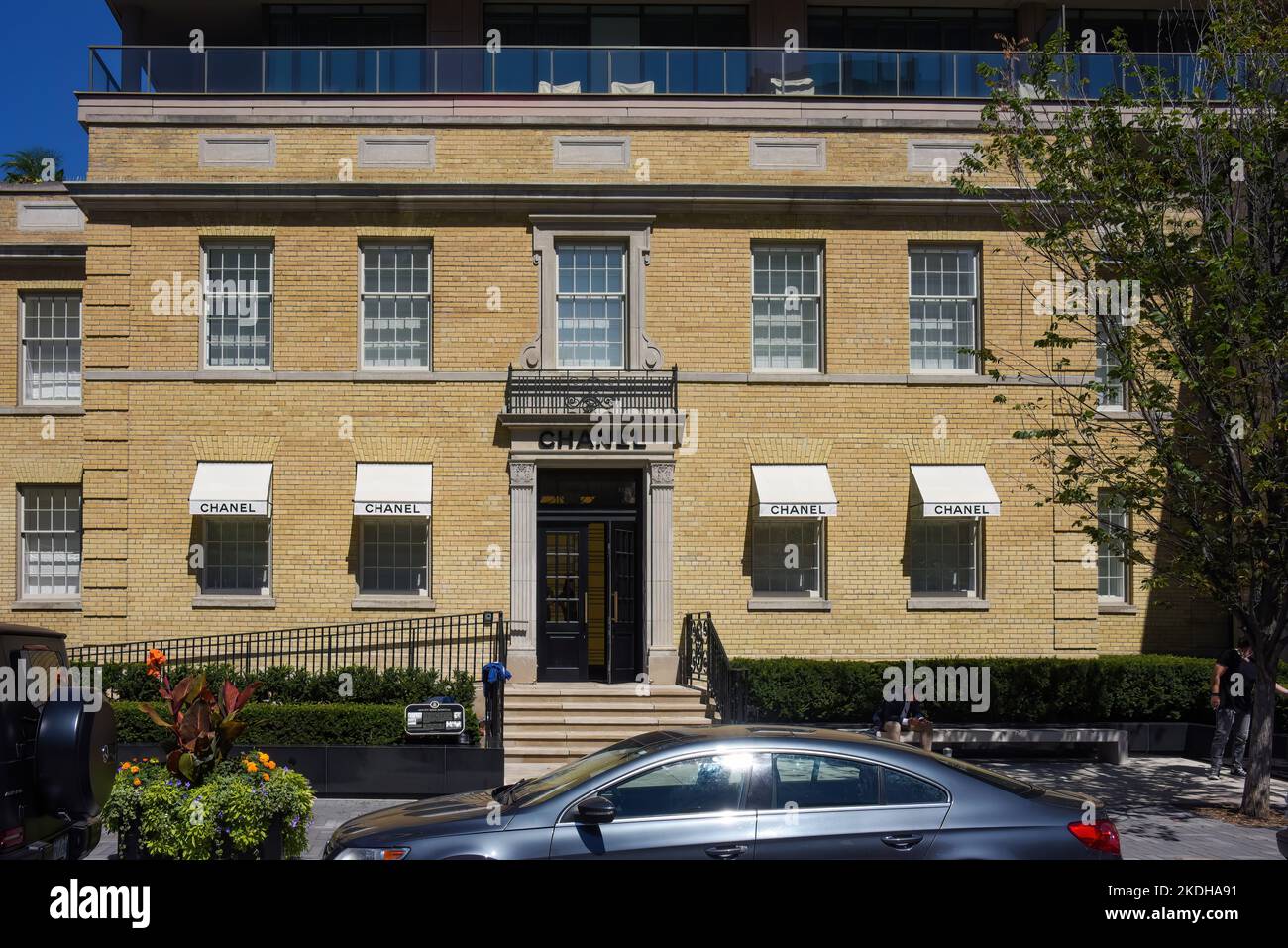 Toronto, Canada - 12 agosto 2022: La boutique di punta CHANEL nella zona alla moda di Yorkville a Toronto ha aperto nel 2017 Foto Stock
