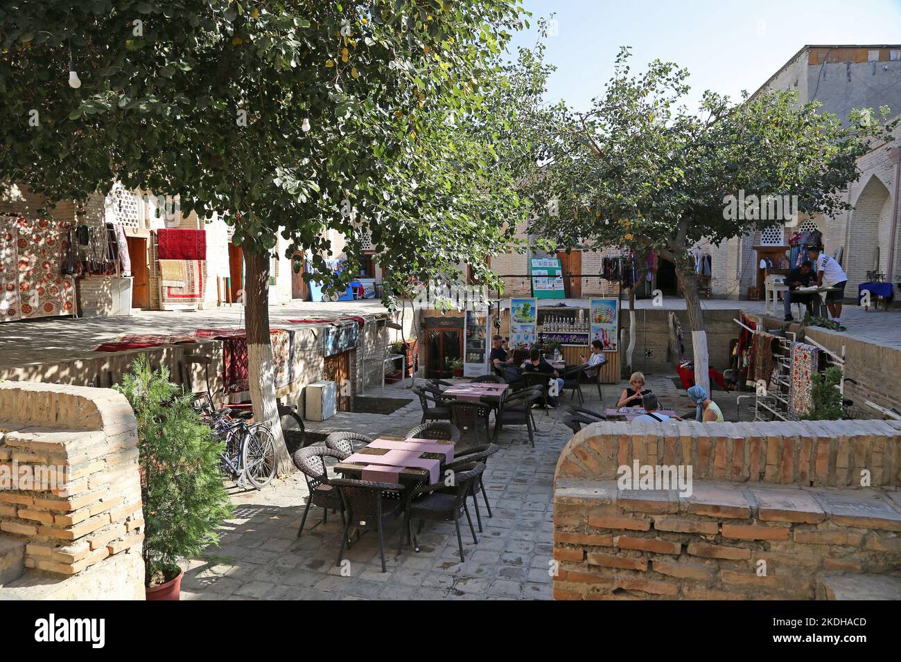 Centro di sviluppo artigianale, Via Bakhauddin Naqshbandi, Centro storico, Bukhara, Provincia di Bukhara, Uzbekistan, Asia centrale Foto Stock