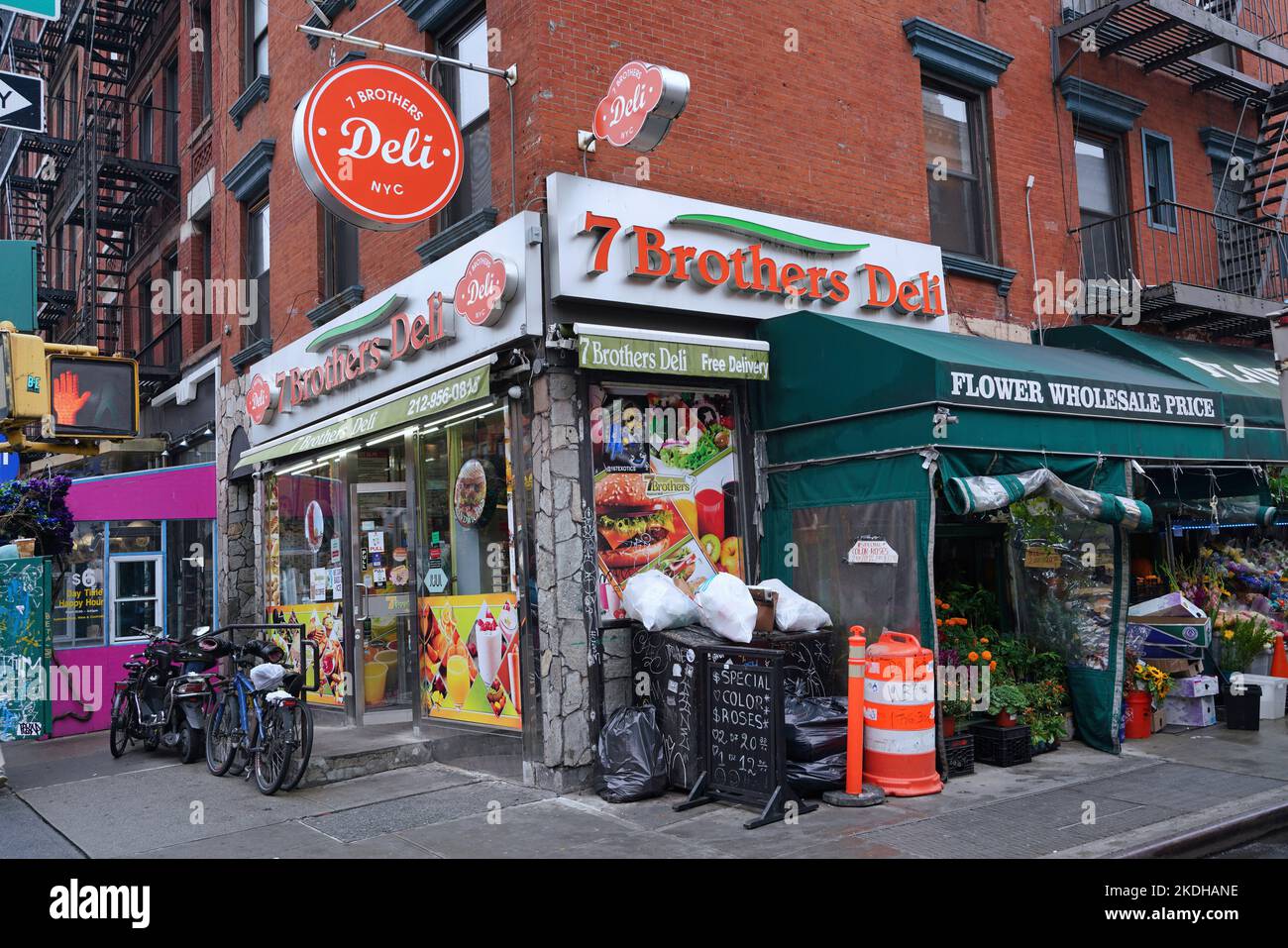 New York, NY - Ottobre 2022: Un tradizionale e colorato deli di New York nella gritty Hell's Kitchen area sulla 9th Avenue Foto Stock