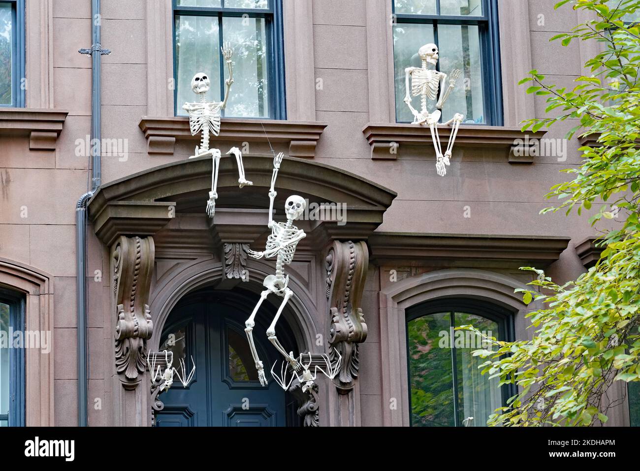 Ingresso al vecchio edificio di appartamenti in pietra marrone, con decorazioni di Halloween Foto Stock