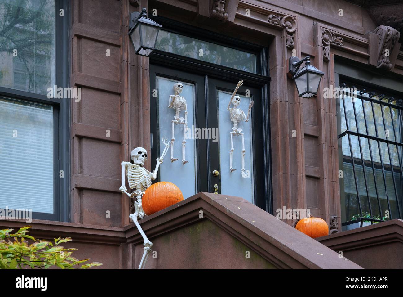 Ingresso al vecchio edificio di appartamenti in pietra marrone, con decorazioni di Halloween Foto Stock