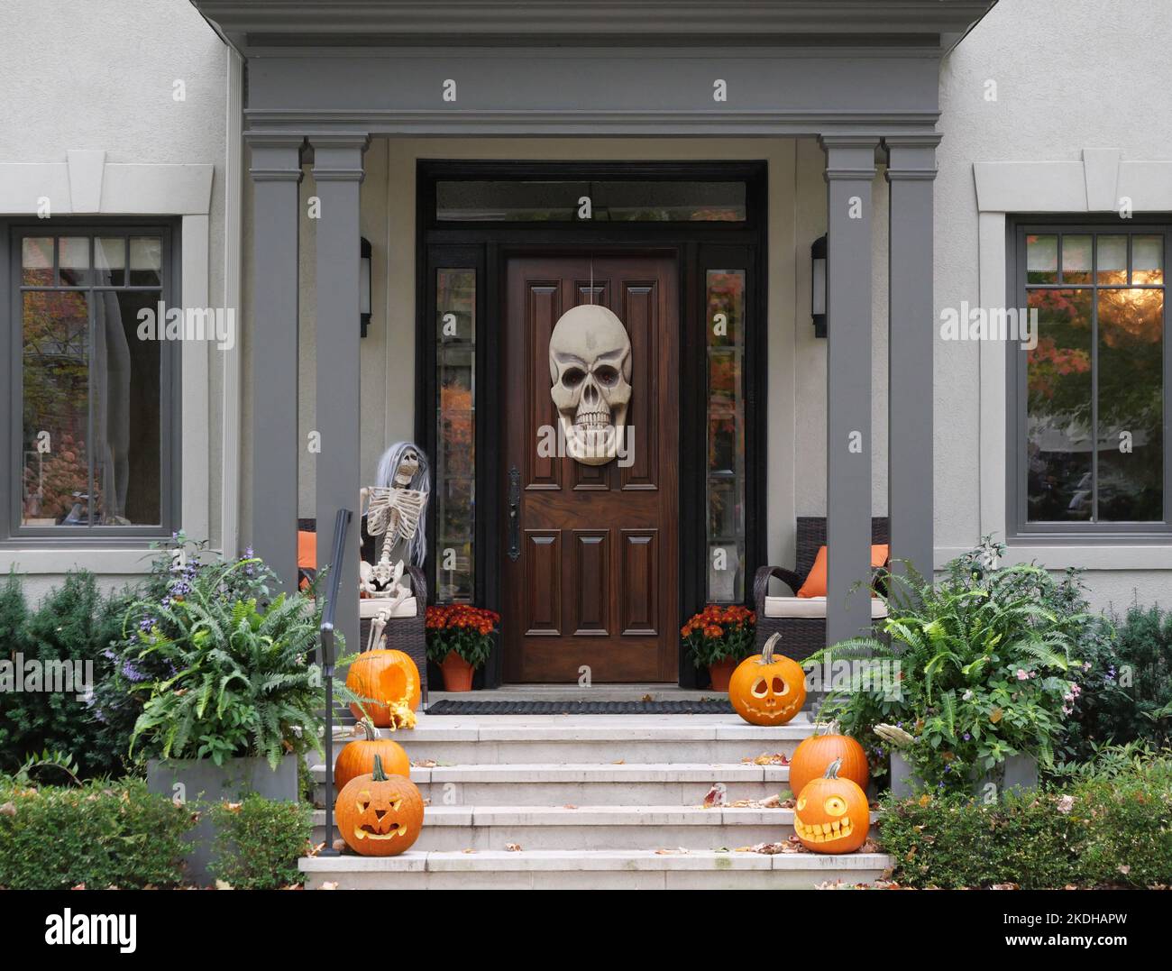 Decorazioni di Halloween sul portico anteriore e gradini di casa Foto Stock