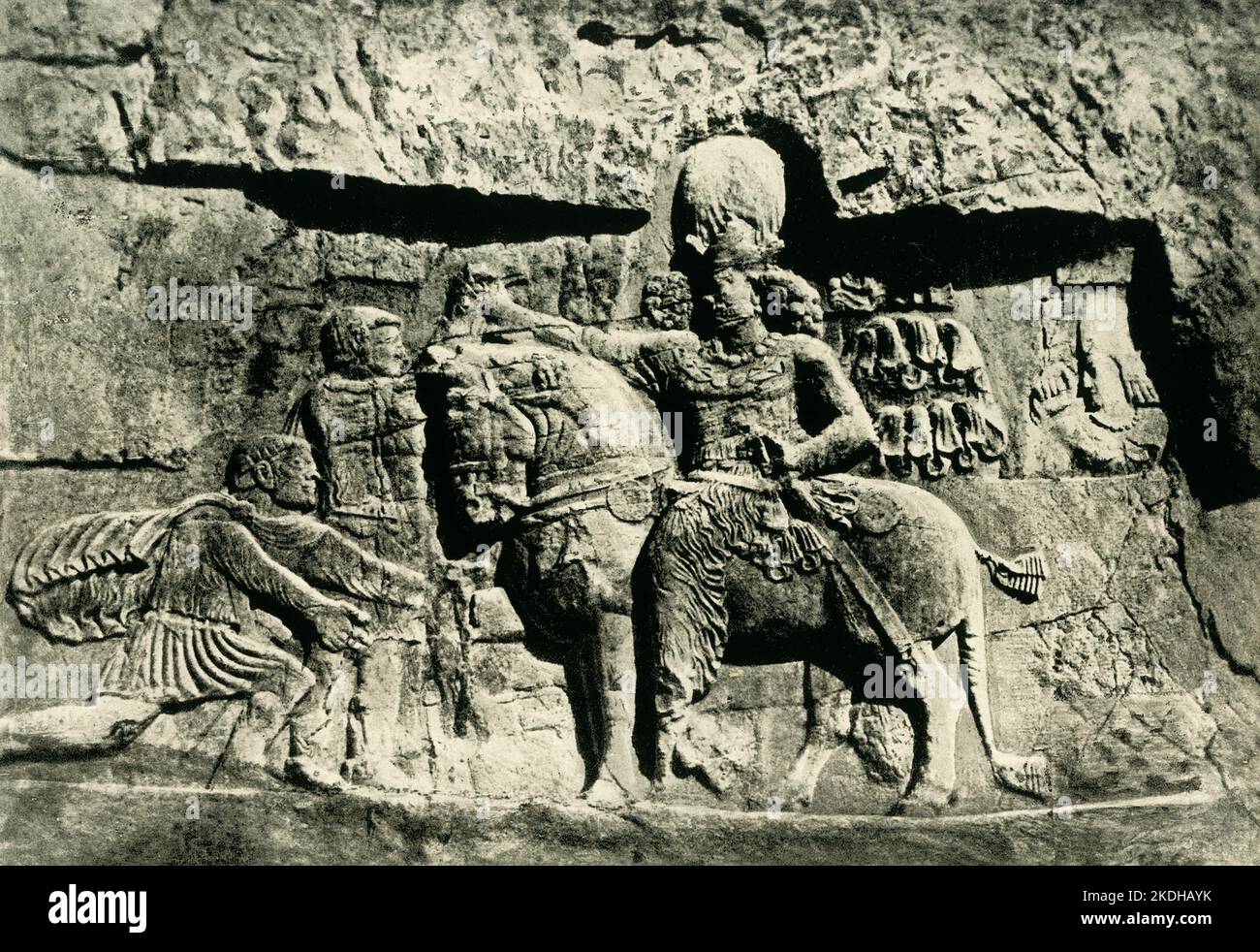 La didascalia del 1910 recita: Trionfo del re persiano Shapur i sul regnante romano Valeriano. Un rilievo di pietra da Naqsh-e Rostam [nell'attuale provincia di Fars dell'Iran]. Shapur i era il secondo Re Sasaniano dei Re d'Iran. La datazione del suo regno è contestata, ma è generalmente concordato che egli ha governato dal 240 al 270, con il padre Ardashir i come co-reggente fino alla morte di quest'ultimo nel 242. Foto Stock