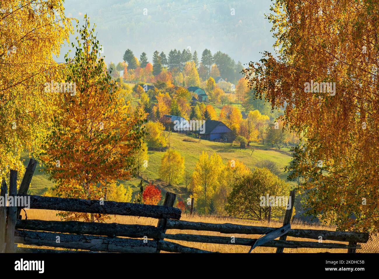 Pittoresco villaggio sul prato alpino in autunno. Cartolina dalle montagne dei Carpazi. Foto Stock