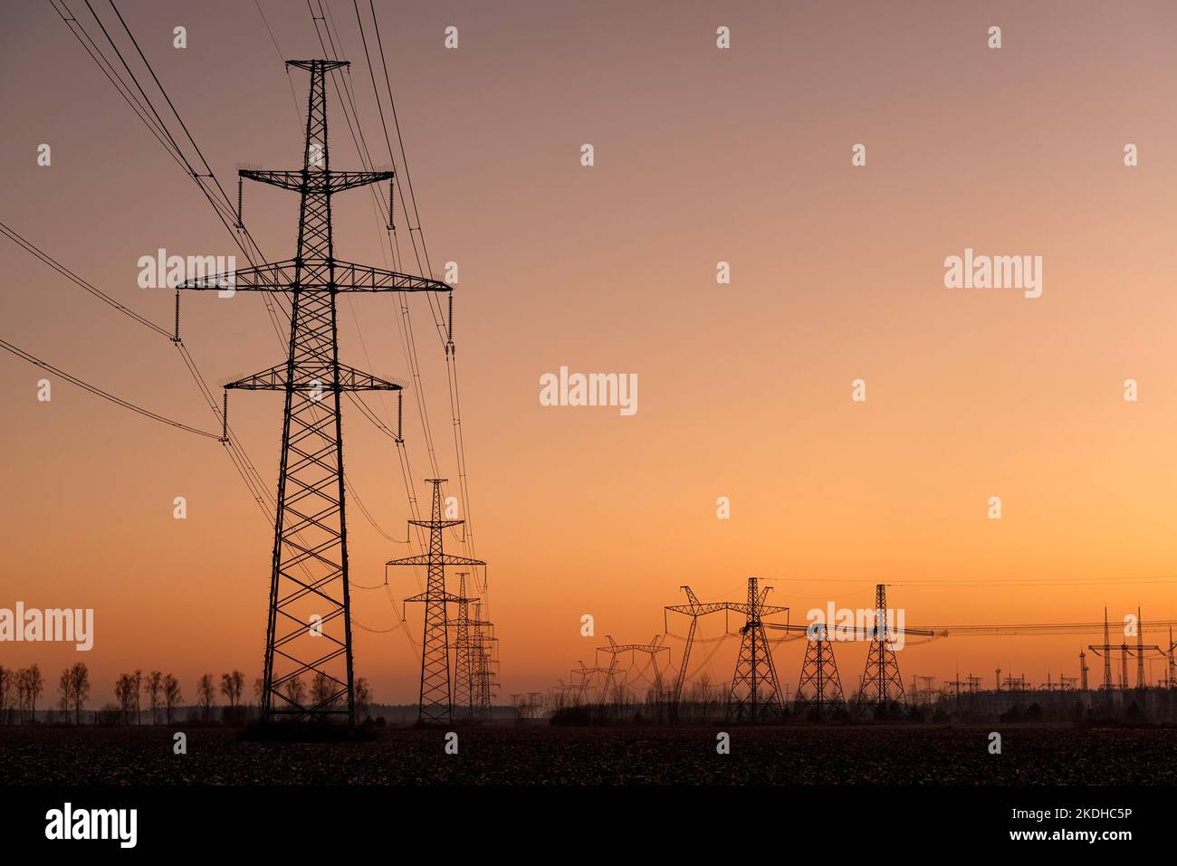 Linee elettriche e sottostazione contro il cielo serale. Il sistema energetico ucraino è in pericolo durante la guerra russa Foto Stock