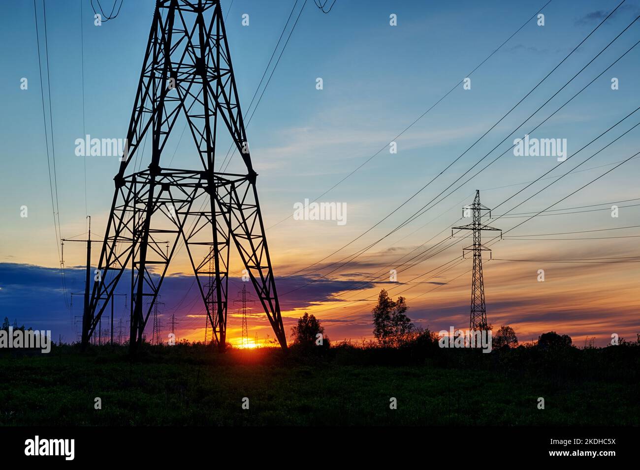 Linee elettriche serali, simbolo di crisi energetica Foto Stock