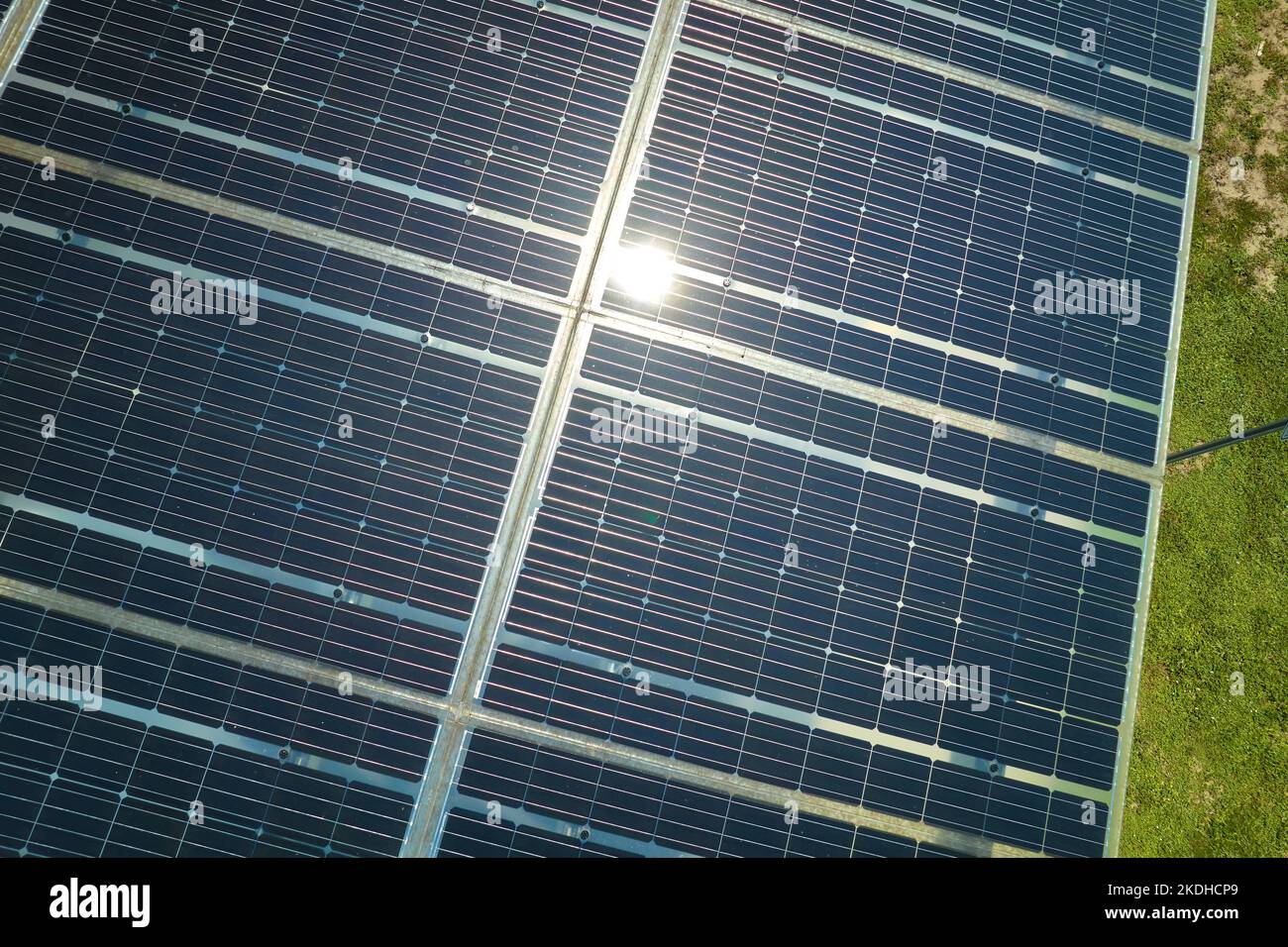 Pannelli solari installati sul parcheggio per auto parcheggiate per una generazione efficace di energia pulita Foto Stock