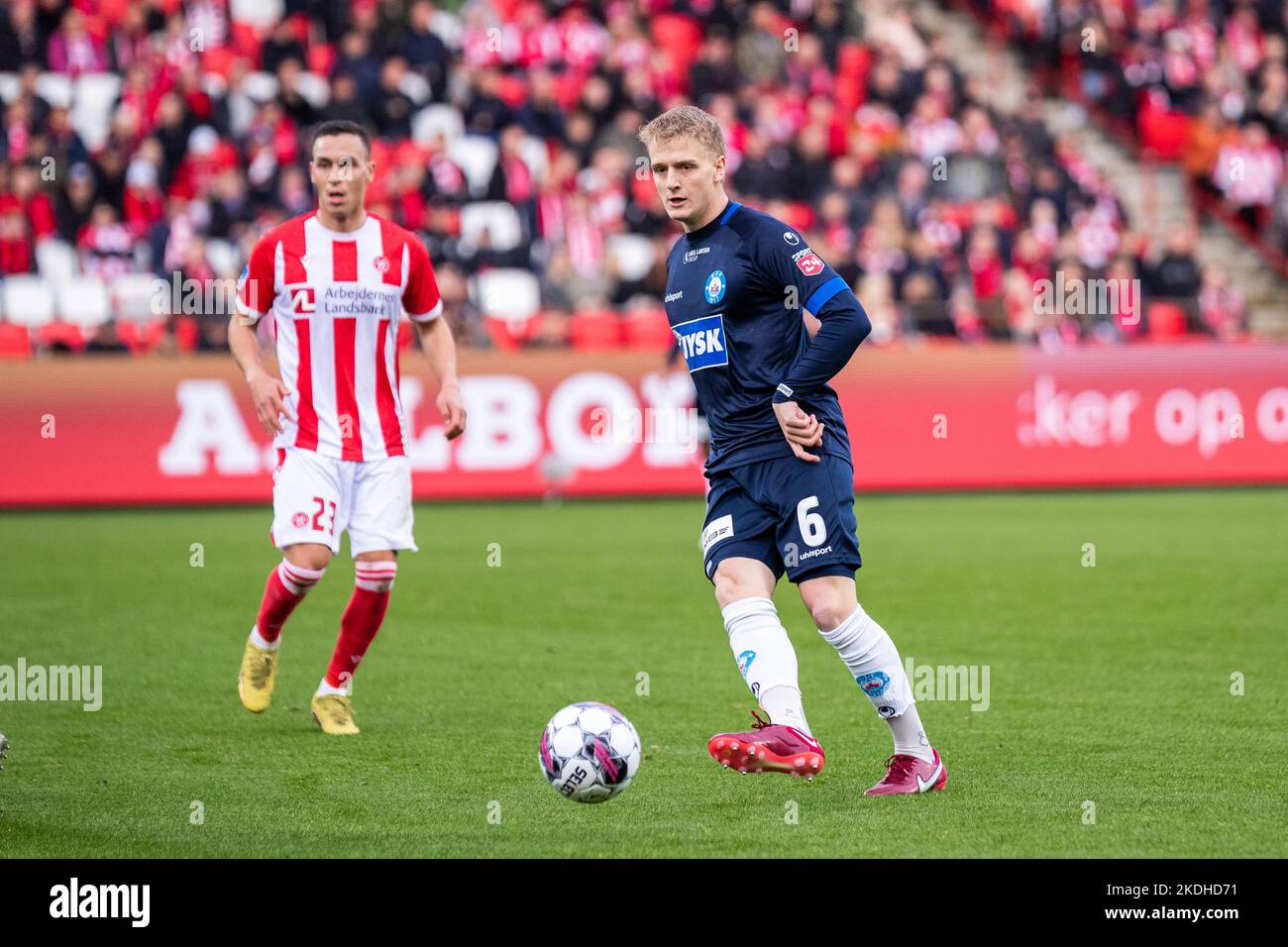 Aalborg, Danimarca. 06th Nov 2022. Pelle Mattsson (6) di Silkeborg SE visto durante il Superliga match 3F tra Aalborg Boldklub e Silkeborg SE all'Aalborg Portland Park di Aalborg. (Photo Credit: Gonzales Photo/Alamy Live News Foto Stock