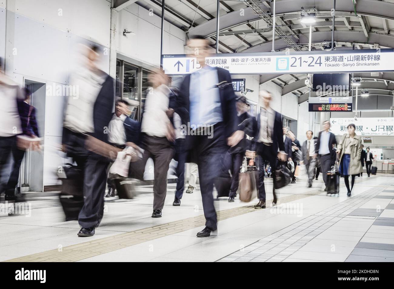 Il business aziendale persone pendolari da Tokyo il trasporto pubblico. Irriconoscibile blured persone in movimento mentre si precipitano a binari del treno. Foto Stock