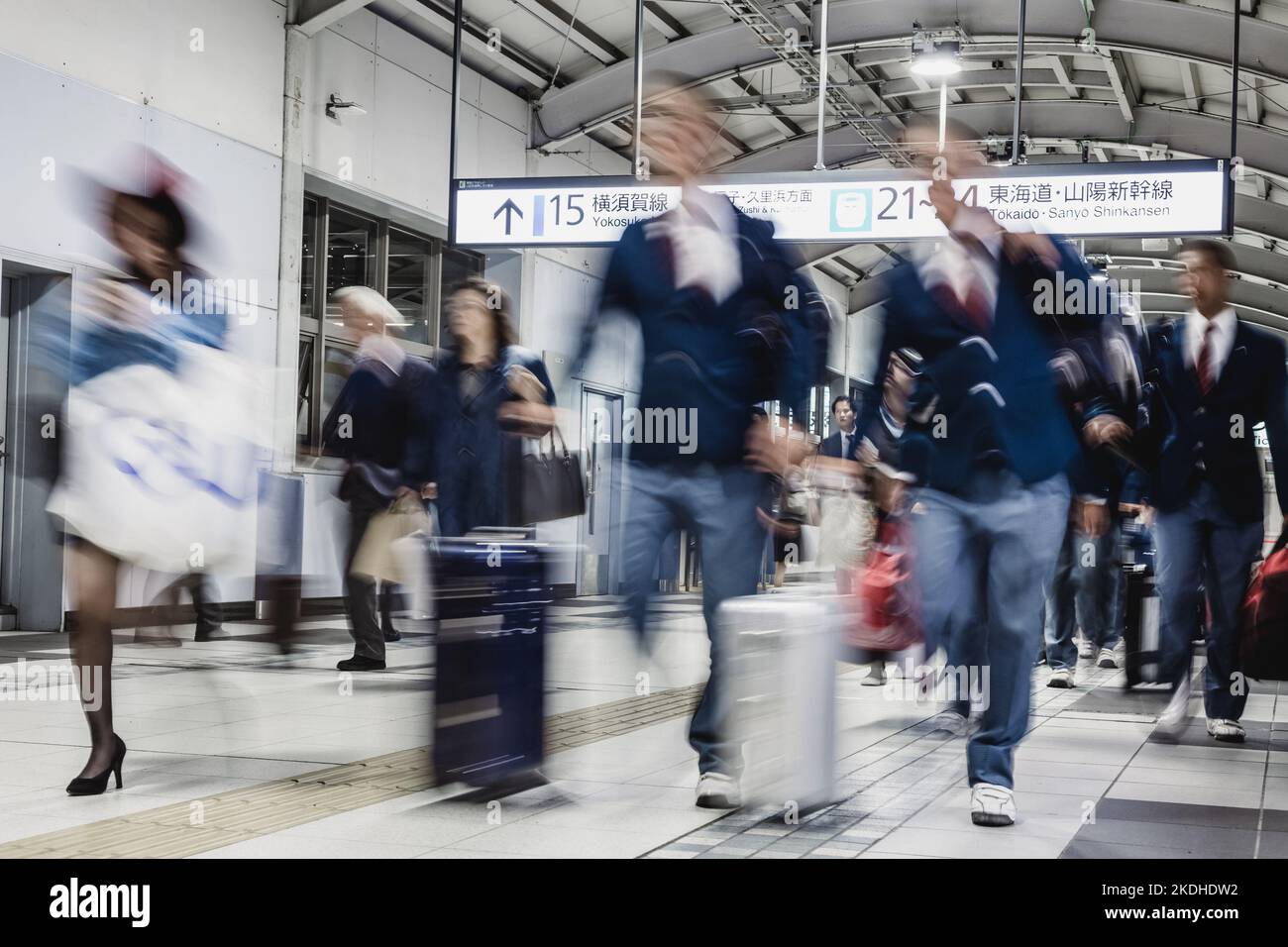 Il business aziendale persone pendolari da Tokyo il trasporto pubblico. Irriconoscibile blured persone in movimento mentre si precipitano a binari del treno. Foto Stock