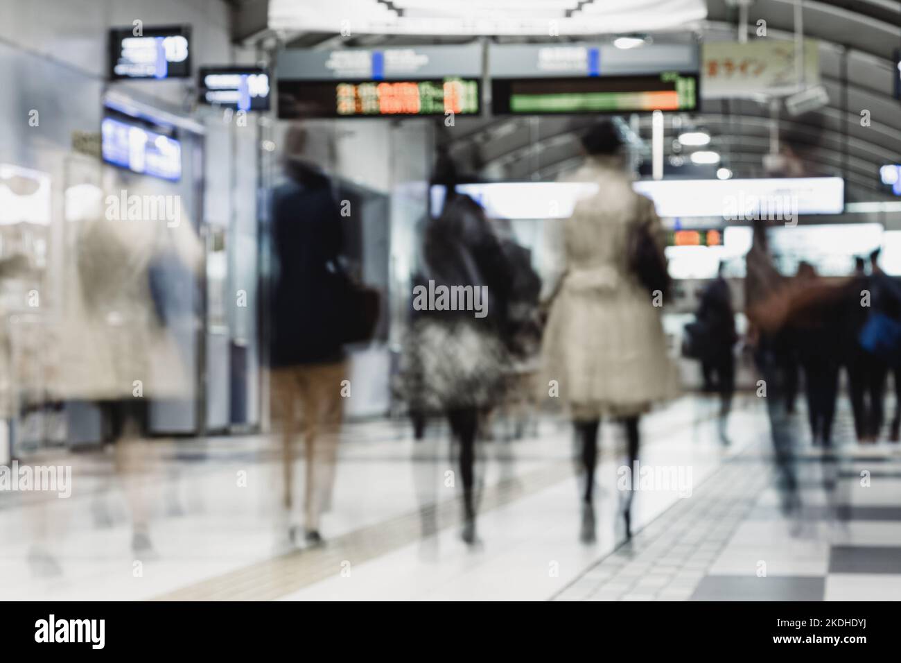 Il business aziendale persone pendolari da Tokyo il trasporto pubblico. Irriconoscibile blured persone in movimento mentre si precipitano a binari del treno. Foto Stock