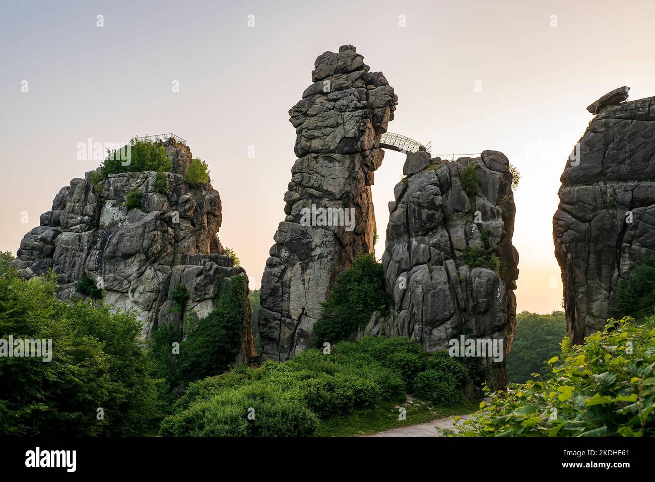 L'iconica formazione rocciosa di Externsteine contro il cielo del mattino presto, la Foresta di Teutoburg, Germania Foto Stock