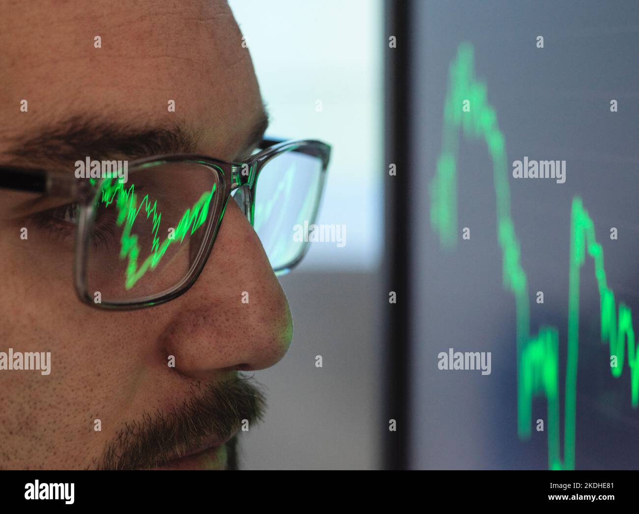 Servizi finanziari, analista che visualizza i dati del mercato finanziario Foto Stock